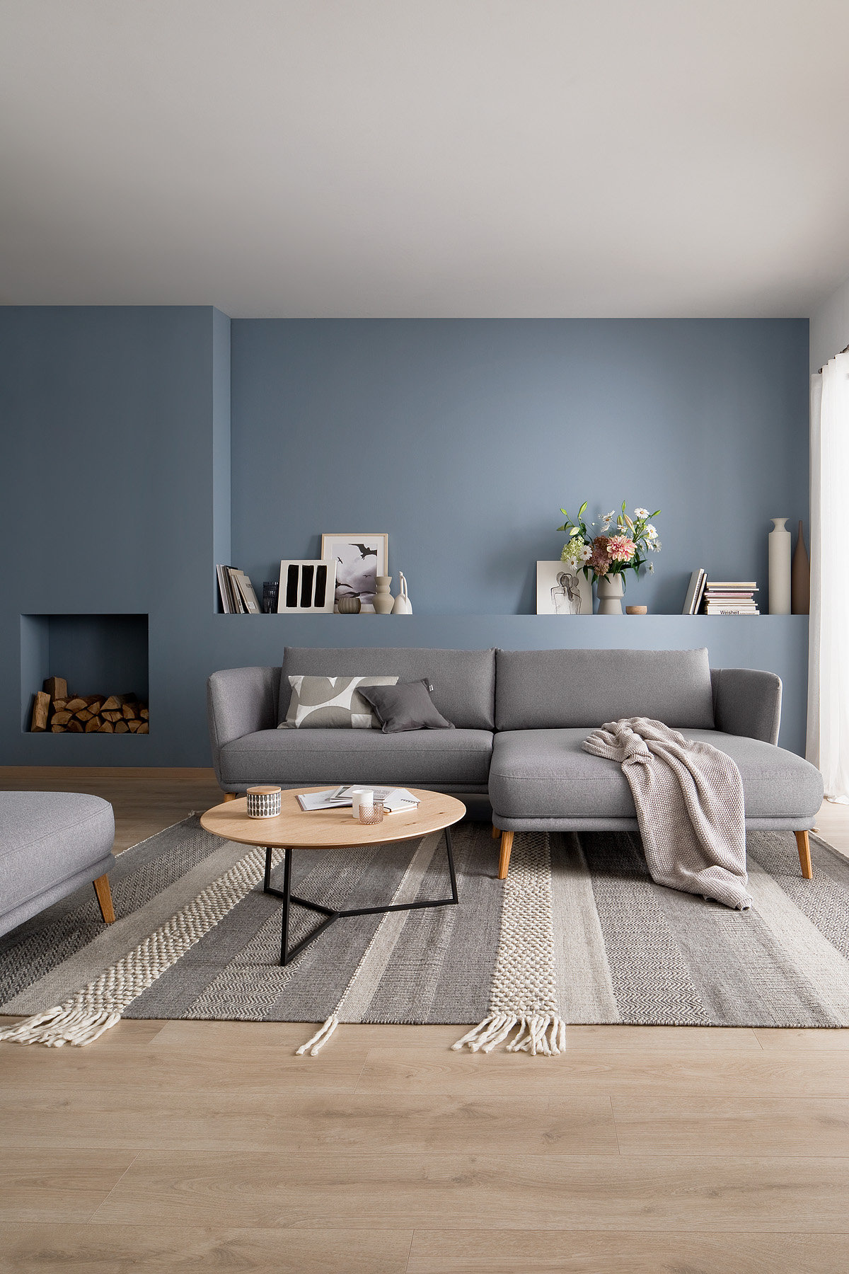 Blaues Wohnzimmer mit grauem Sofa SCHÖNER WOHNEN-Wohnzimmer