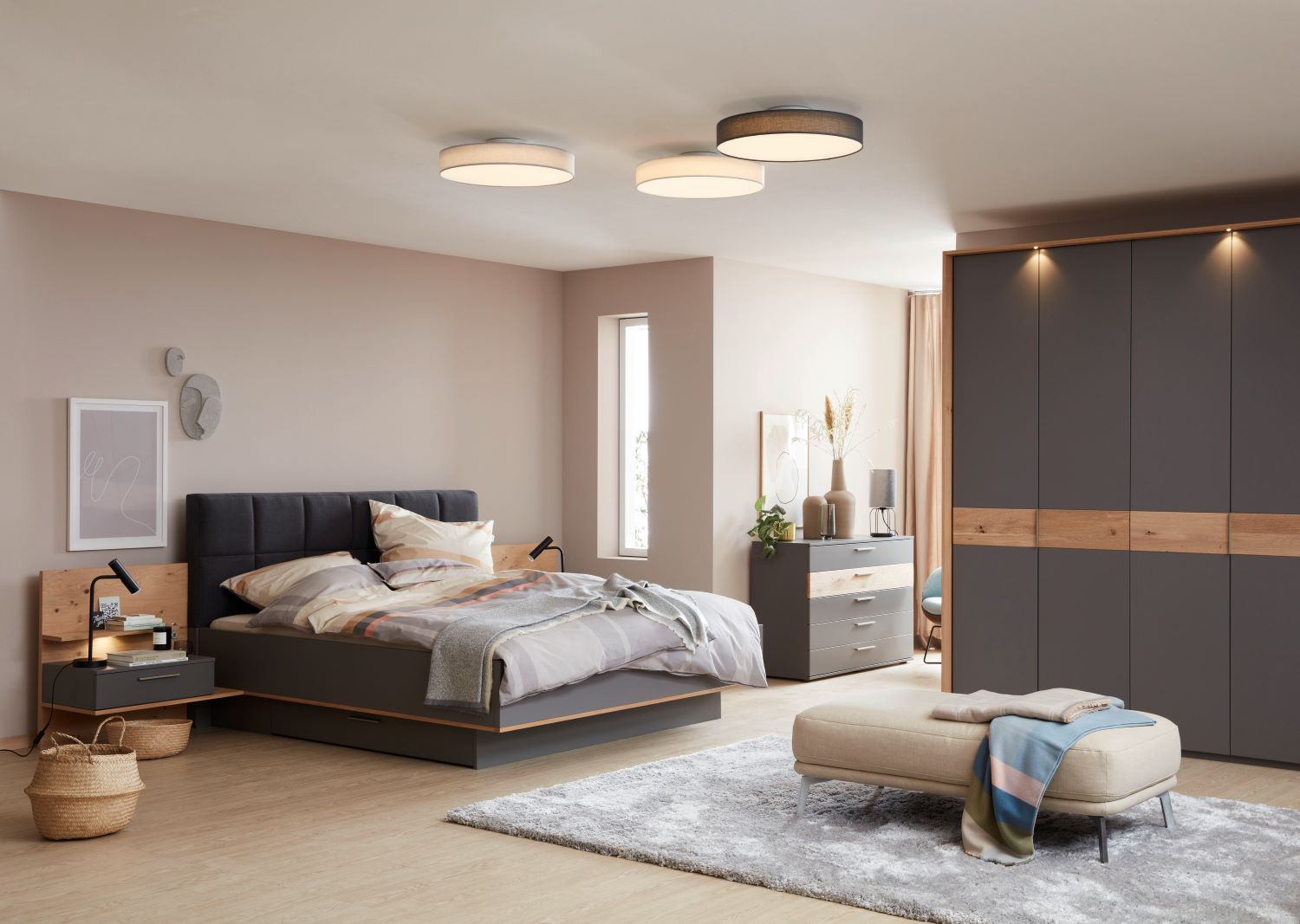Gemütliches Schlafzimmer mit Bett SCHÖNER WOHNEN-Lackbett