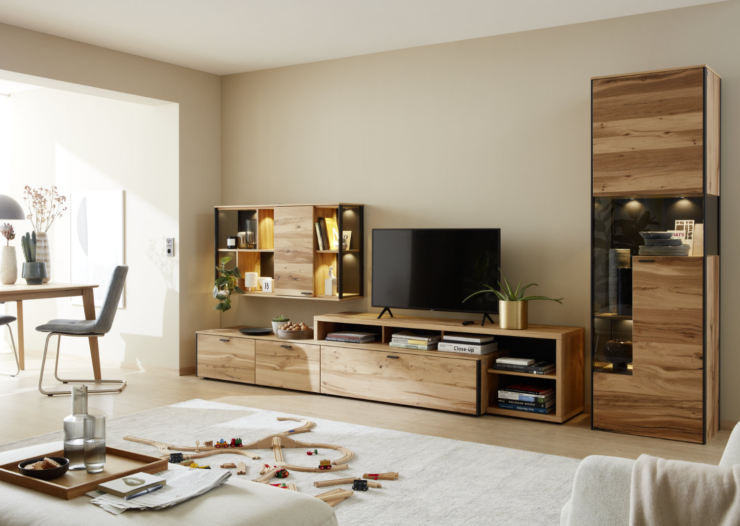 Gemütlichen Wohnzimmer mit Wohnkombination aus Holz SCHÖNER WOHNEN-Wohnzimmer