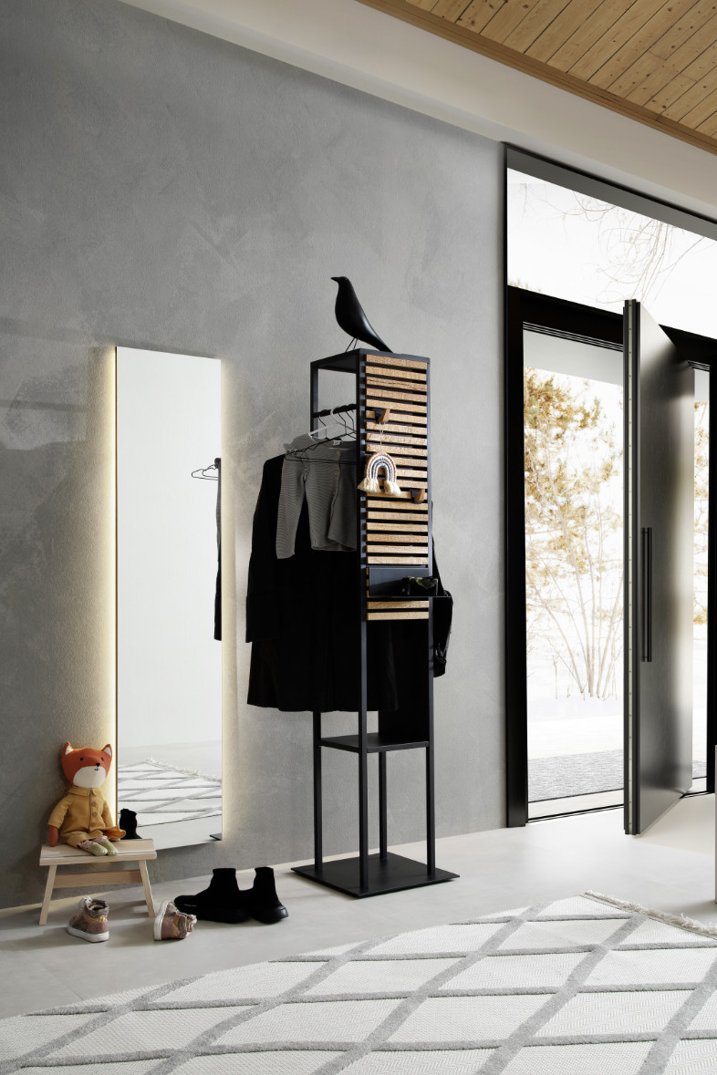 Flur mit Teppich, Garderobe und beleuchtetem Spiegel groß SCHÖNER WOHNEN Flur