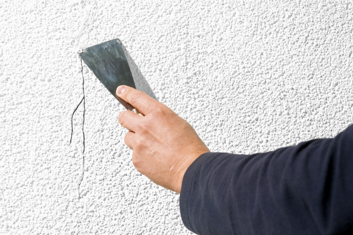 Lösen von lockeren Putzteilen SCHÖNER WOHNEN-Farben