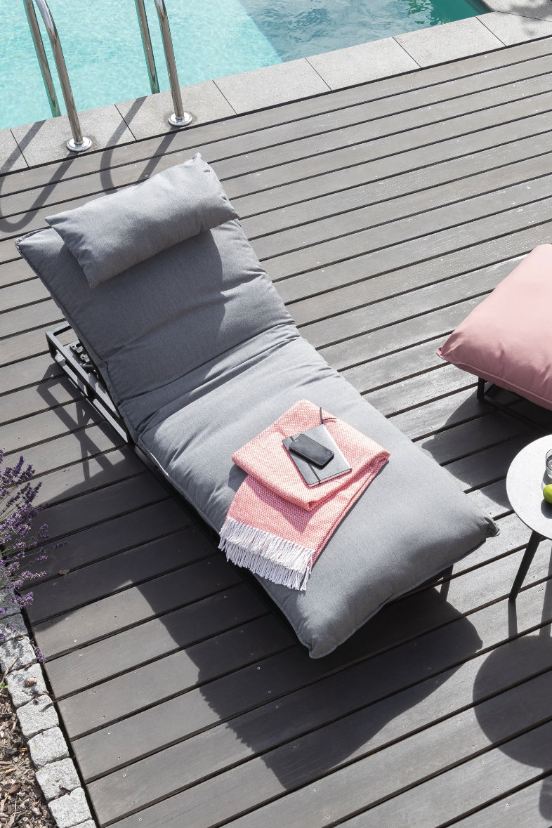 Liege LUNEN in grau mit roter Outdoor Decke SCHÖNER WOHNEN-Outdoor