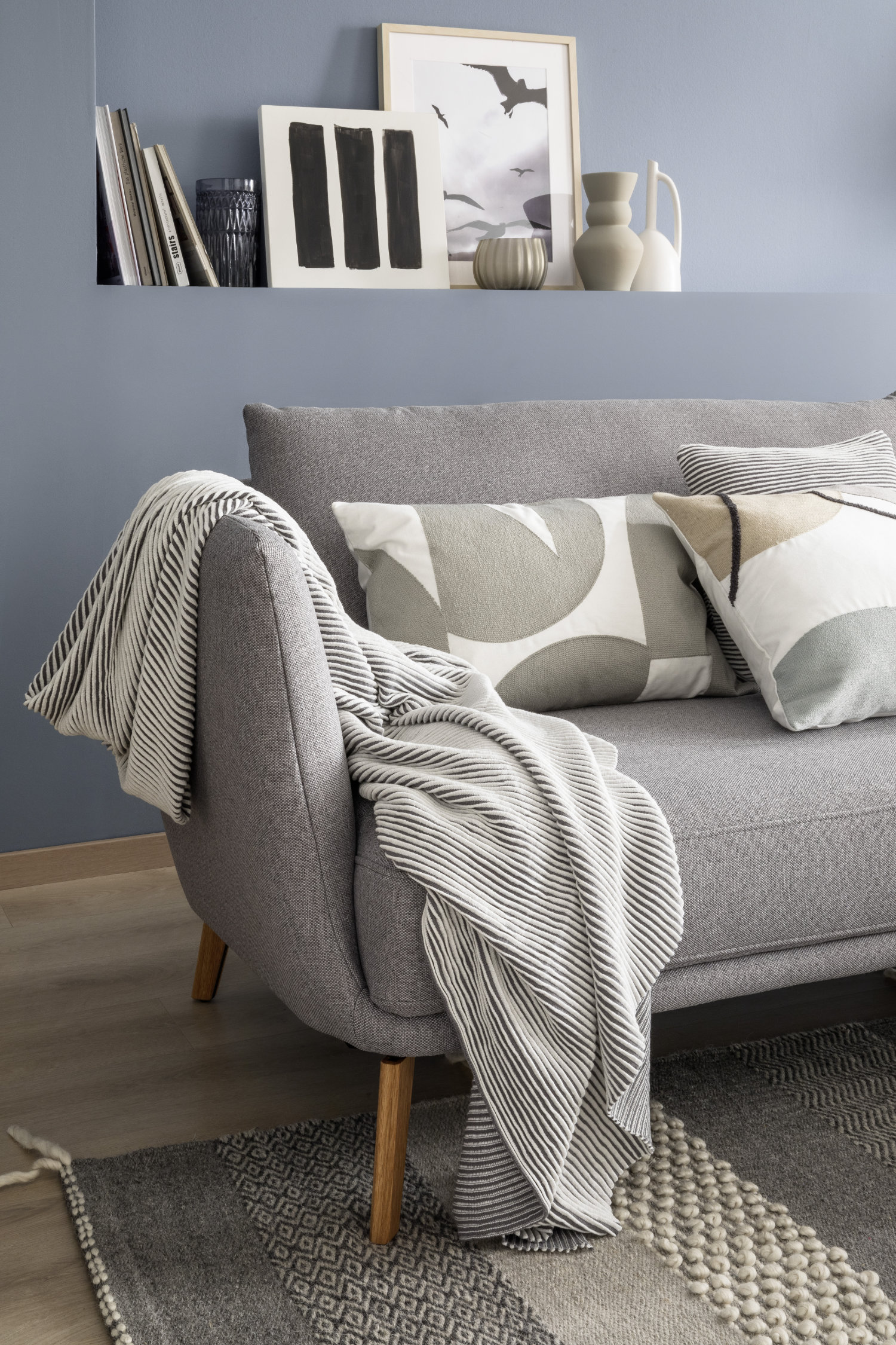 Graues Sofa mit gemütlichen Kissen SCHÖNER WOHNEN-Kissen