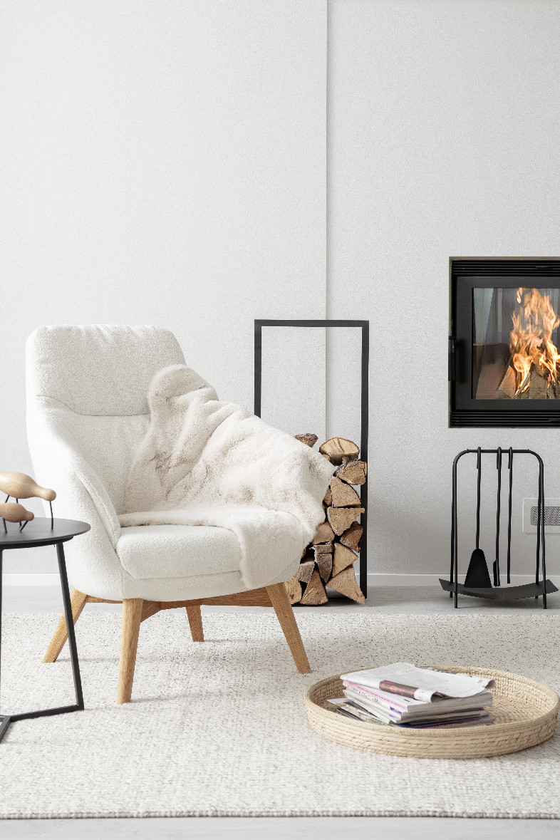 gemütliches Wohnzimmer nordisch weiß mit Kamin SCHÖNER WOHNEN Sessel