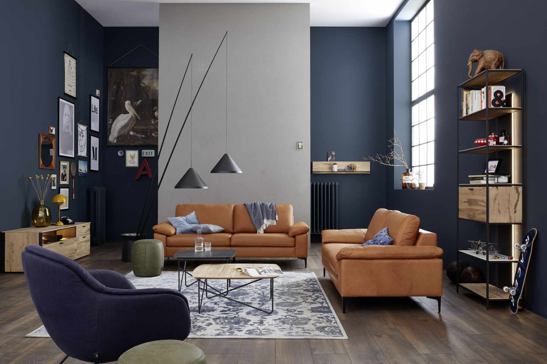 Schickes Wohnzimmer mit Leder-Sofa und Hocker in Cesano green SCHÖNER WOHNEN-Hocker