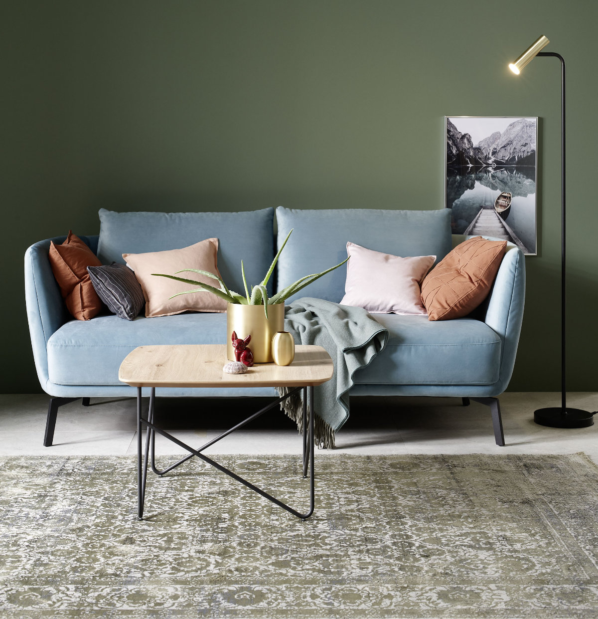 Grünes Wohnzimmer mit blauem Sofa SCHÖNER WOHNEN-Sofas