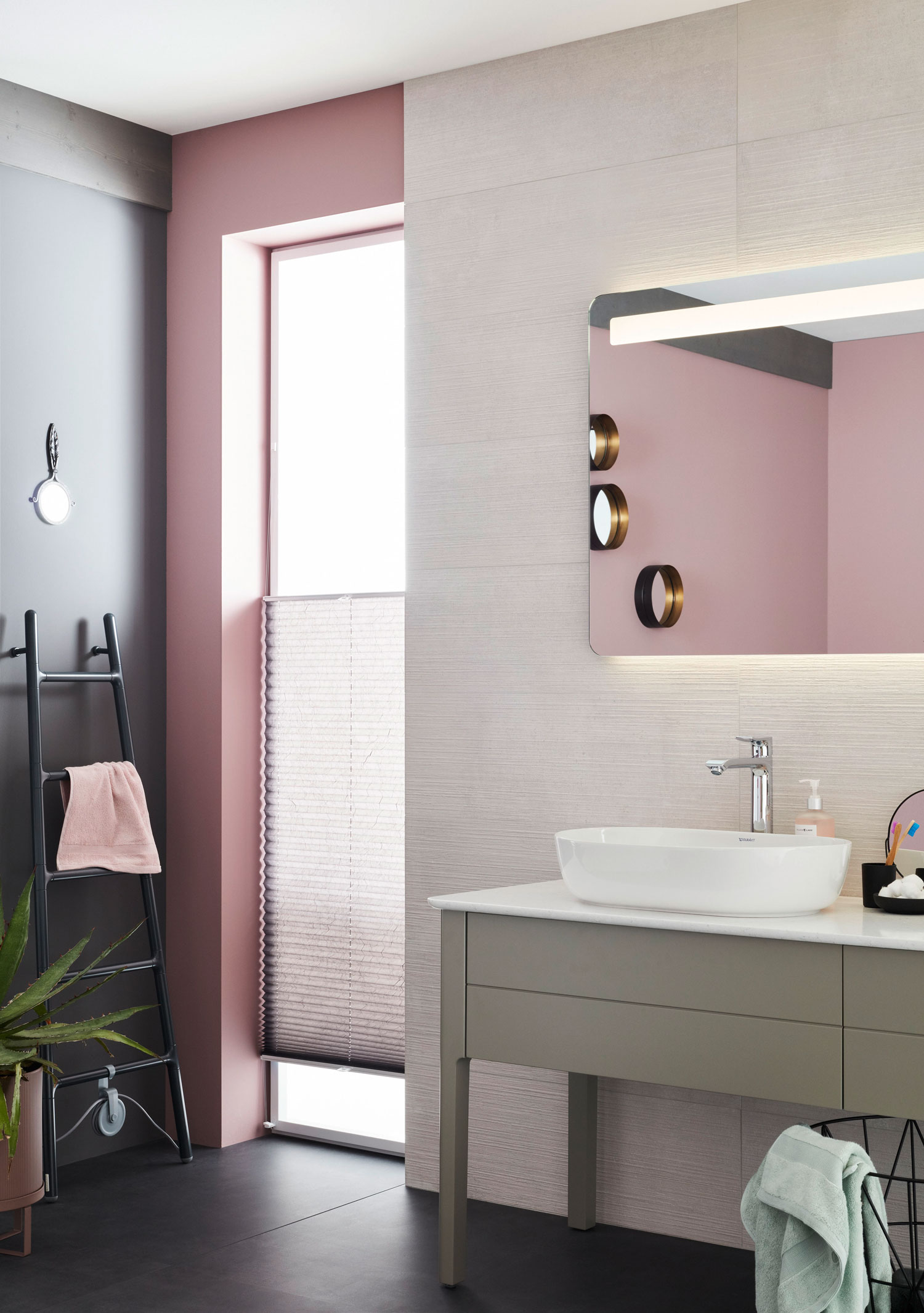 Graues Badezimmer mit rosa Akzenten SCHÖNER WOHNEN-Badezimmer