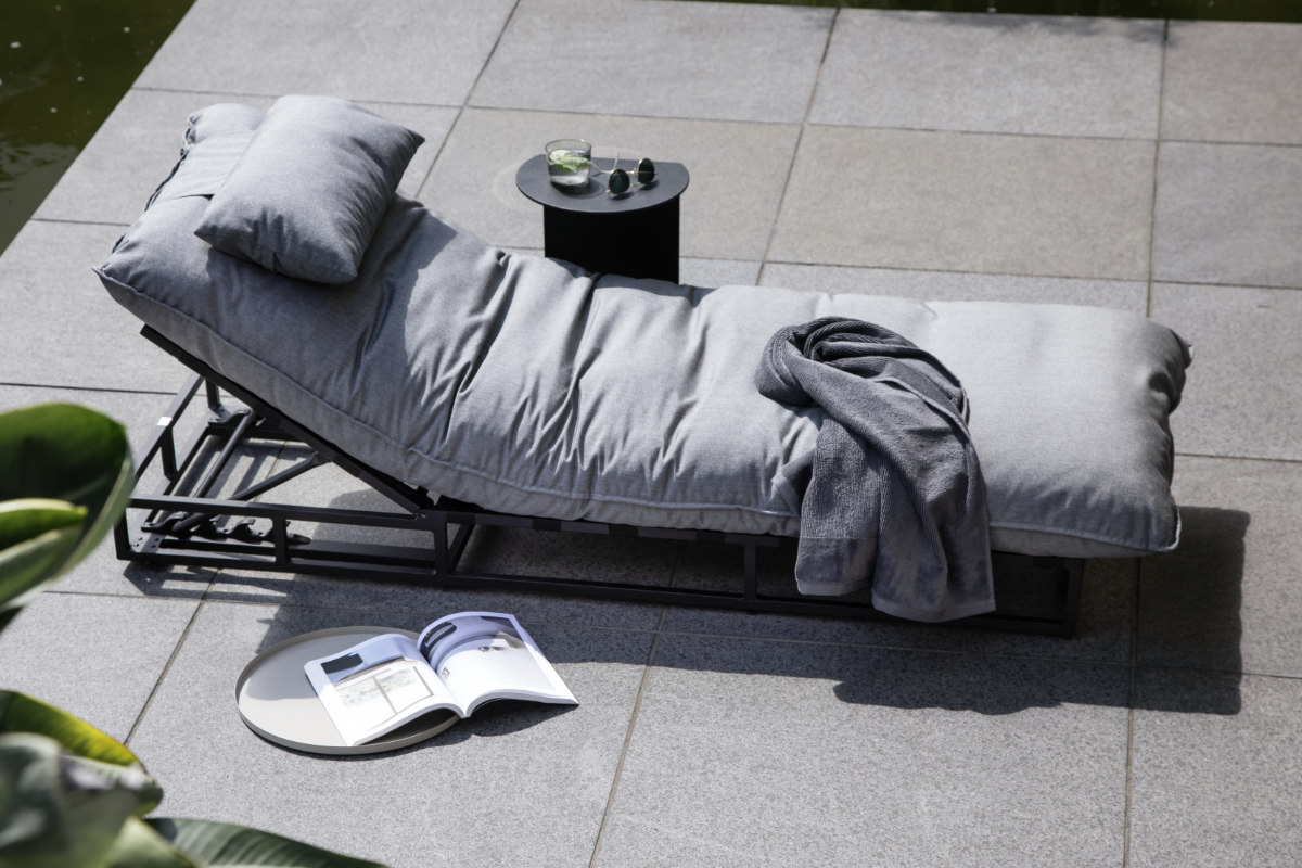 Liege auf Terrasse SCHÖNER_WOHNEN_Kollektion SommerinSicht