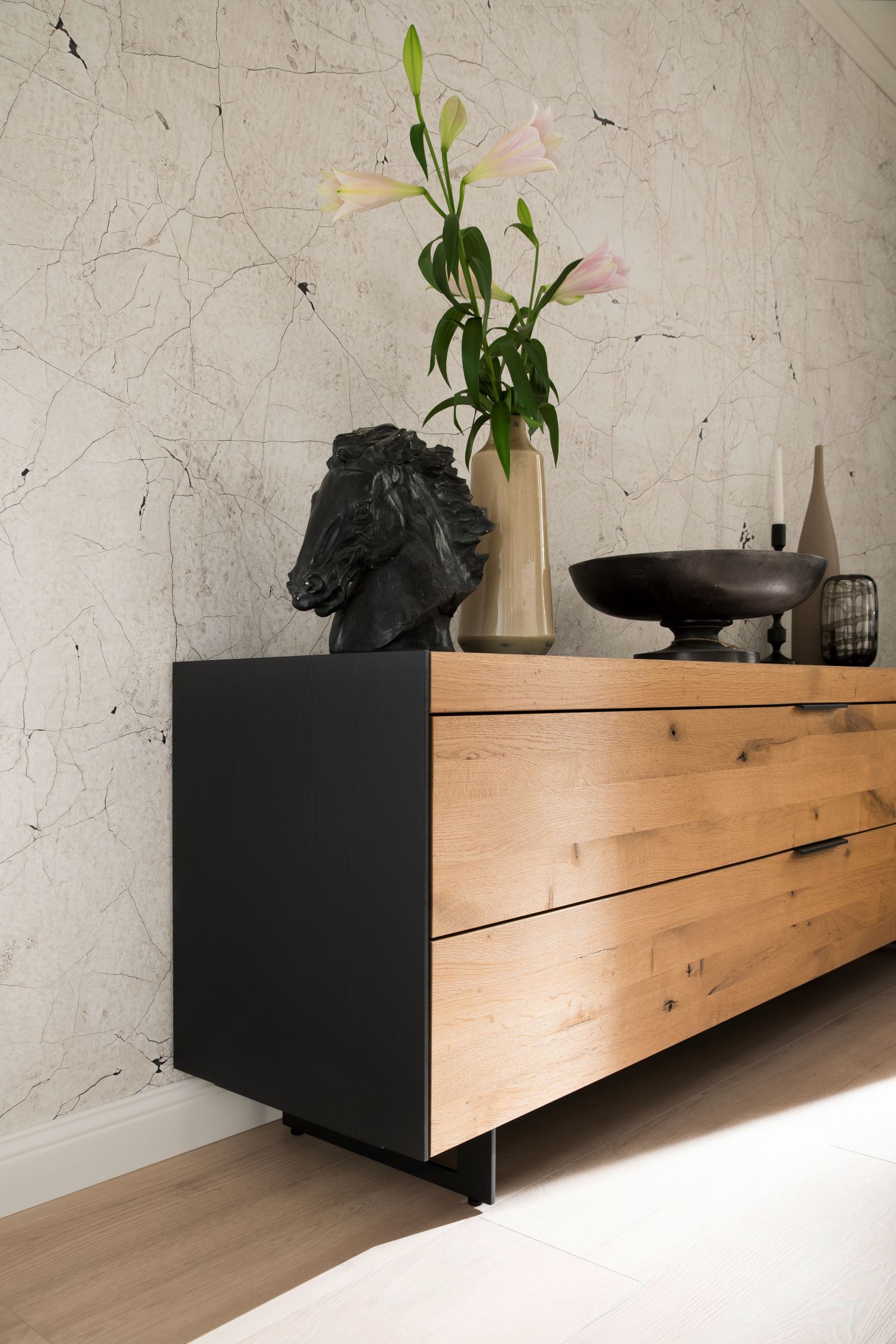 Wohnzimmer mit Tapete und Lowbaord aus Holz SCHÖNER WOHNEN-Stauraummöbel