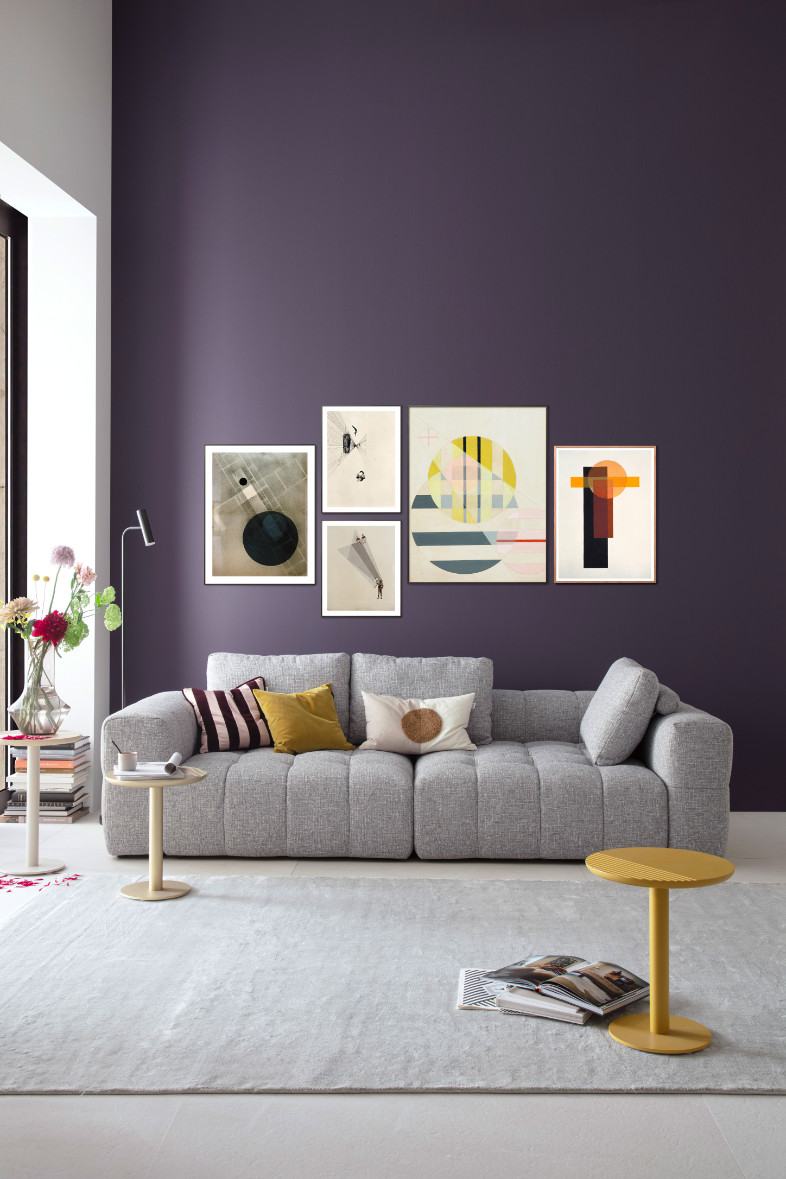 Wohnzimmer mit gelben Details: Bilder an der Wand und Couchtisch HENRI SCHÖNER WOHNEN-Kollektion Farbe Gelb