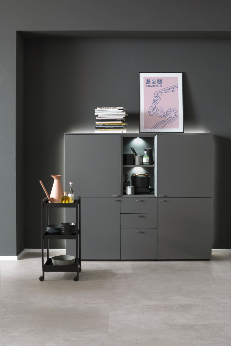 Highboard MINO in dunkelgrau vor einer dunklen Wand SCHÖNER WOHNEN-Stauraummöbel