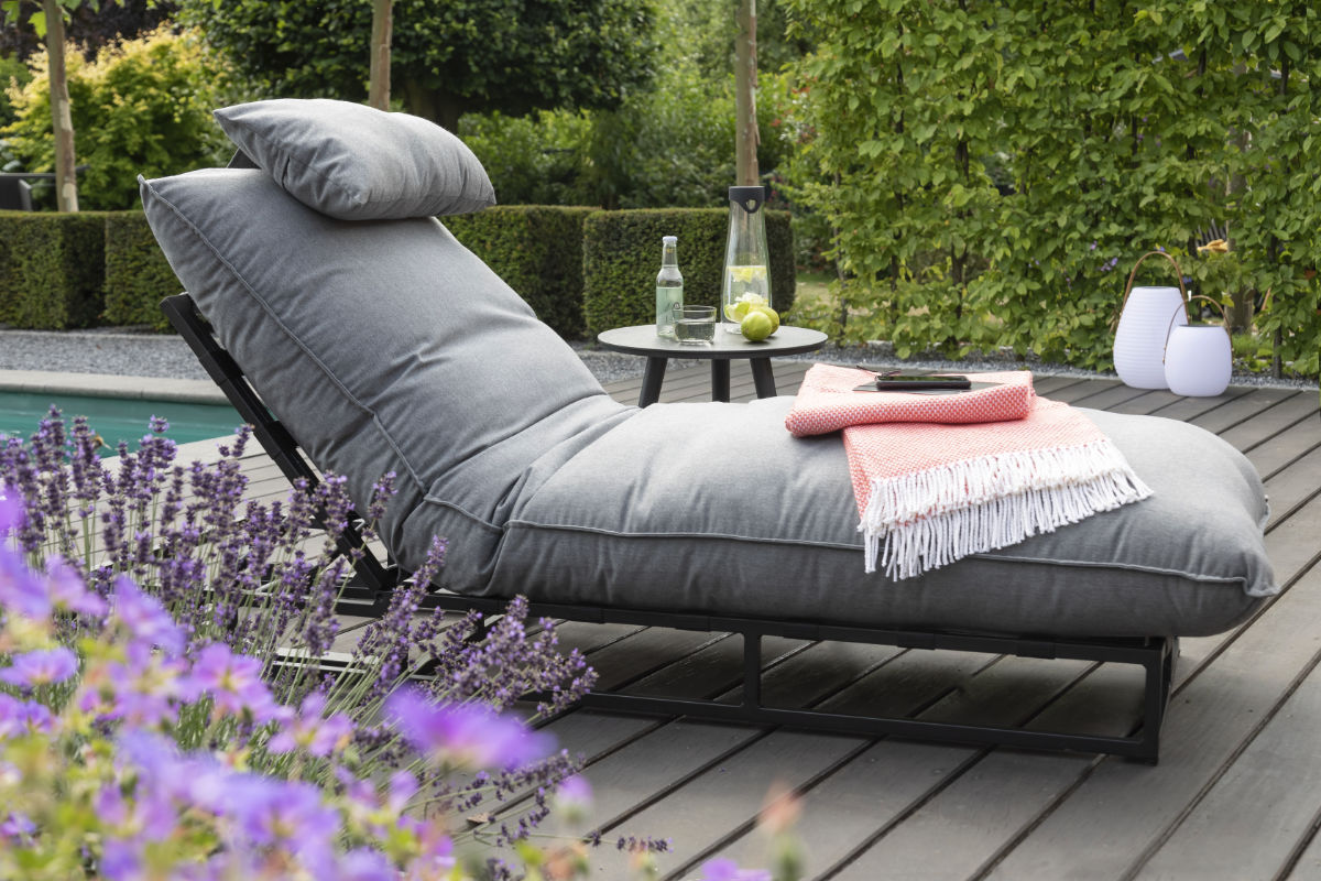 Outdoor-Liege am Pool mit Decke SCHÖNER WOHNEN-Outdoor