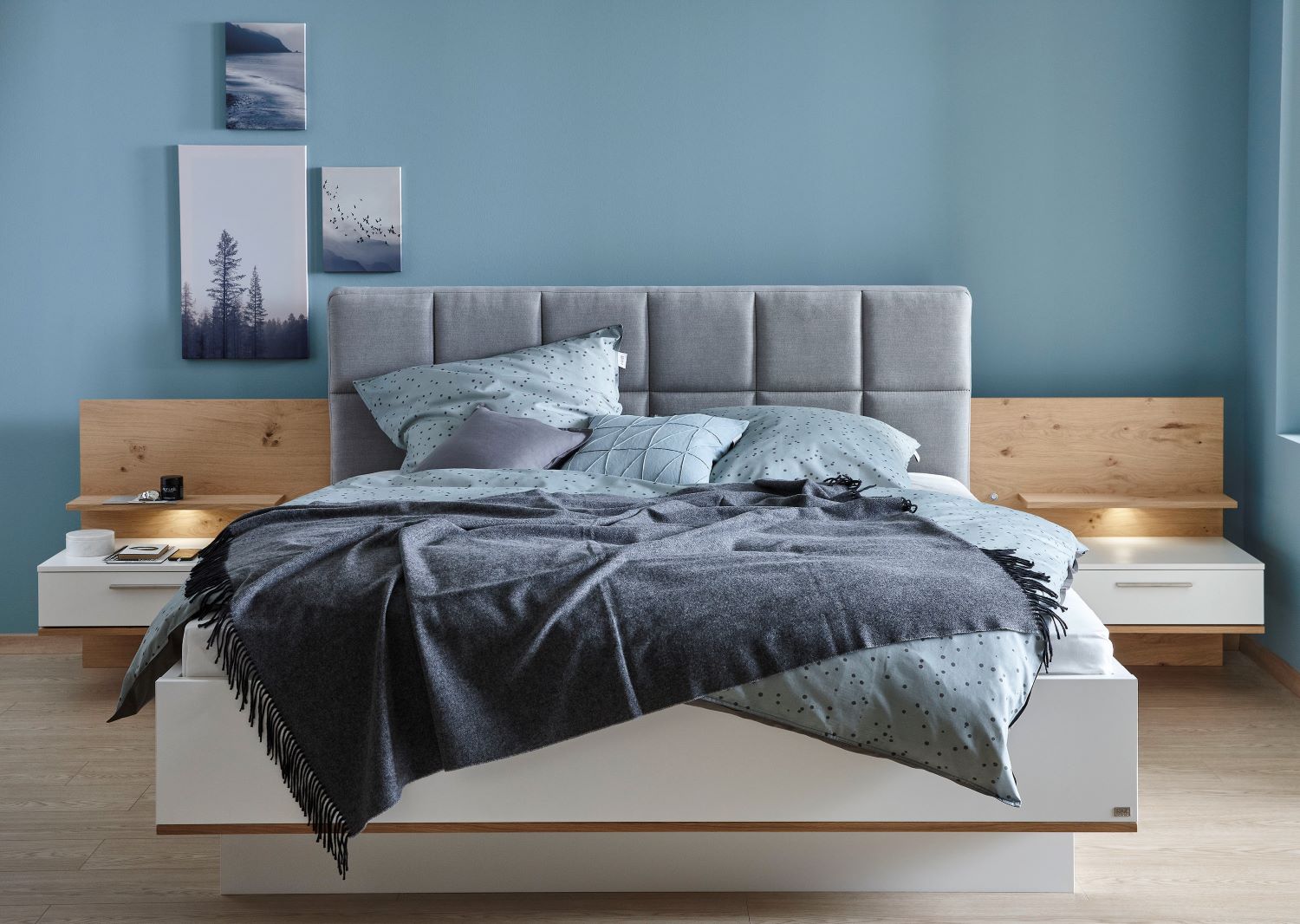Schlafzimmer mit Bett und Nachtkonsolen SCHÖNER WOHNEN-Nachtkonsolen