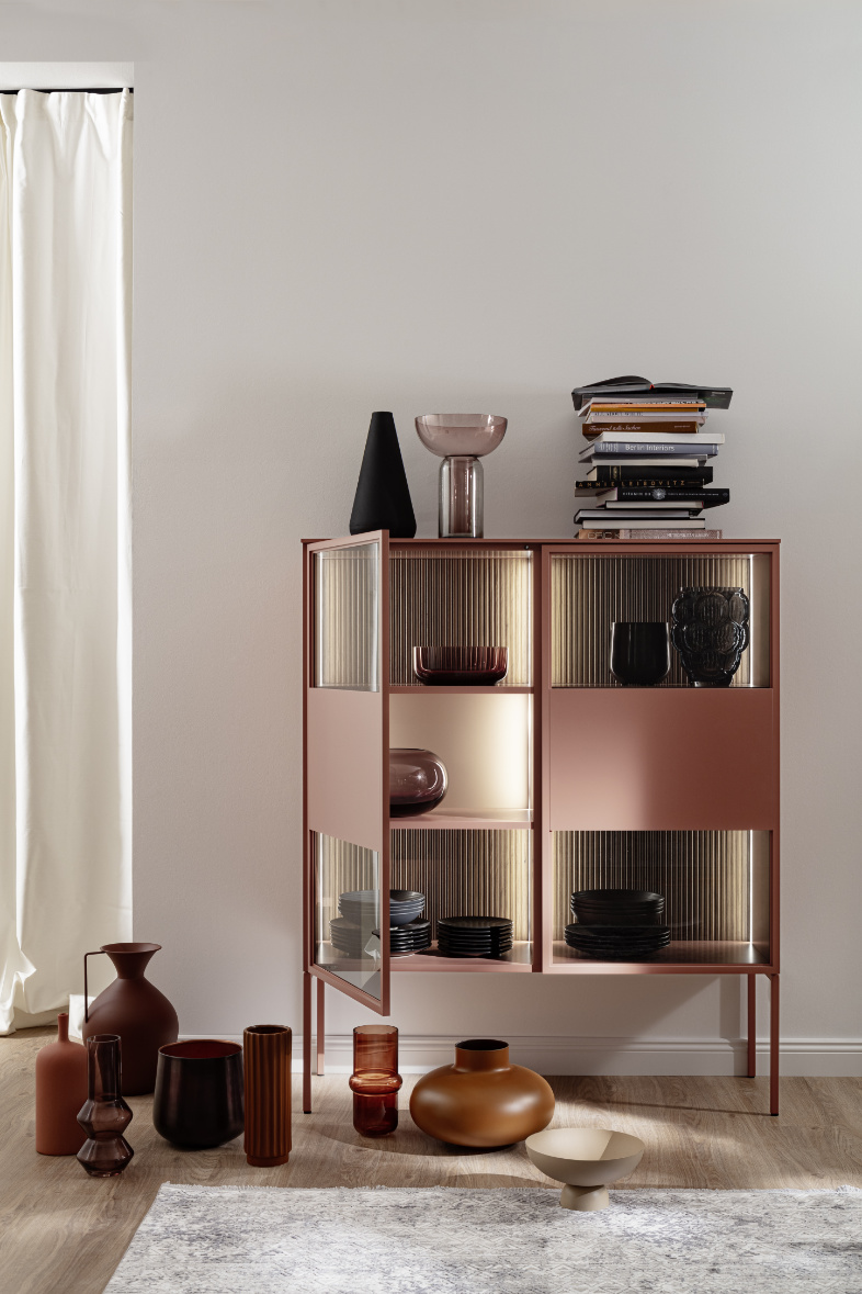Minimalistische Vitrine AMAYA in rosa-rot SCHÖNER WOHNEN-Stauraumserie AMAYA