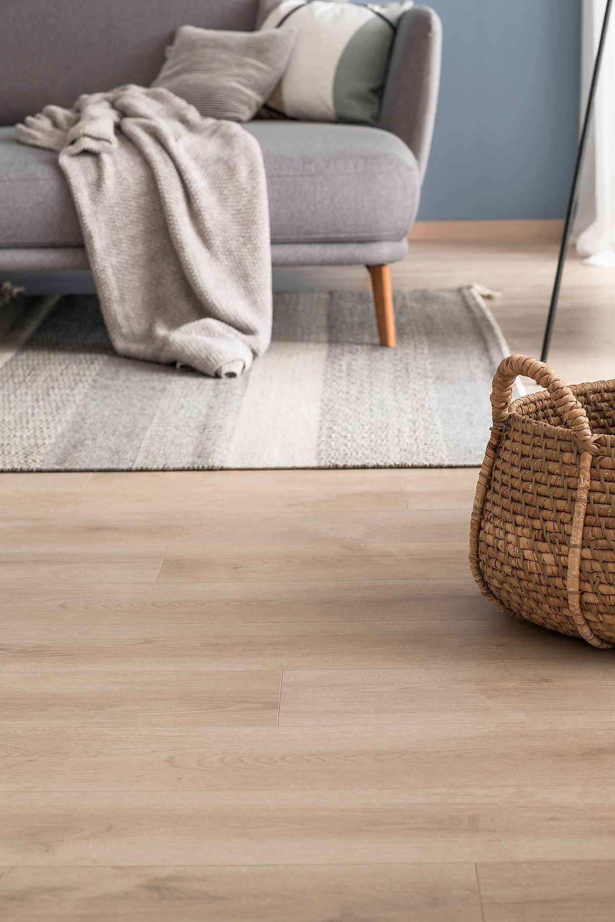 Wohnzimmer mit Laminat Fußboden und Teppich SCHÖNER WOHNEN-Bodenbeläge