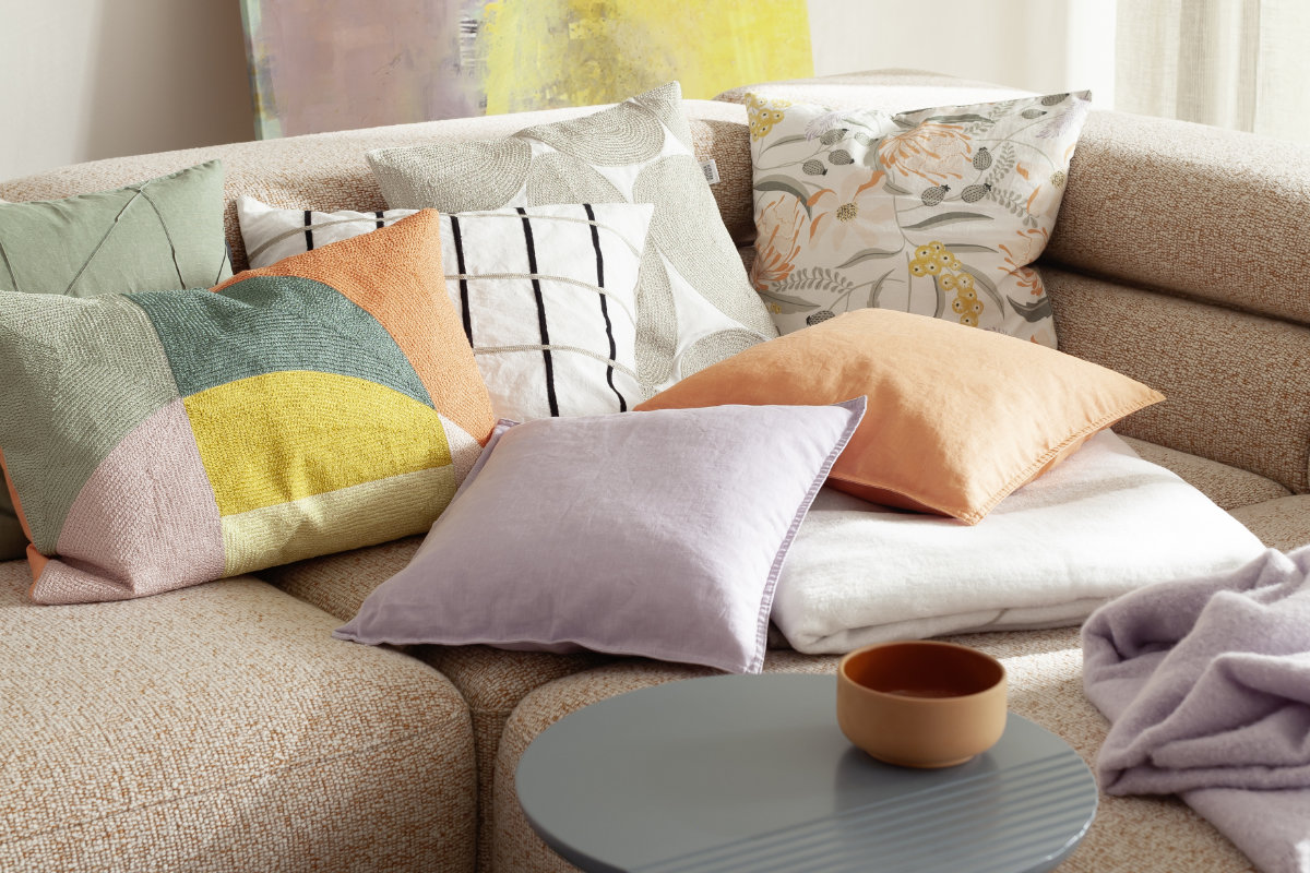 Verschiedene Kissen mit Muster und uni auf Sofa SCHÖNER WOHNEN-Kissen