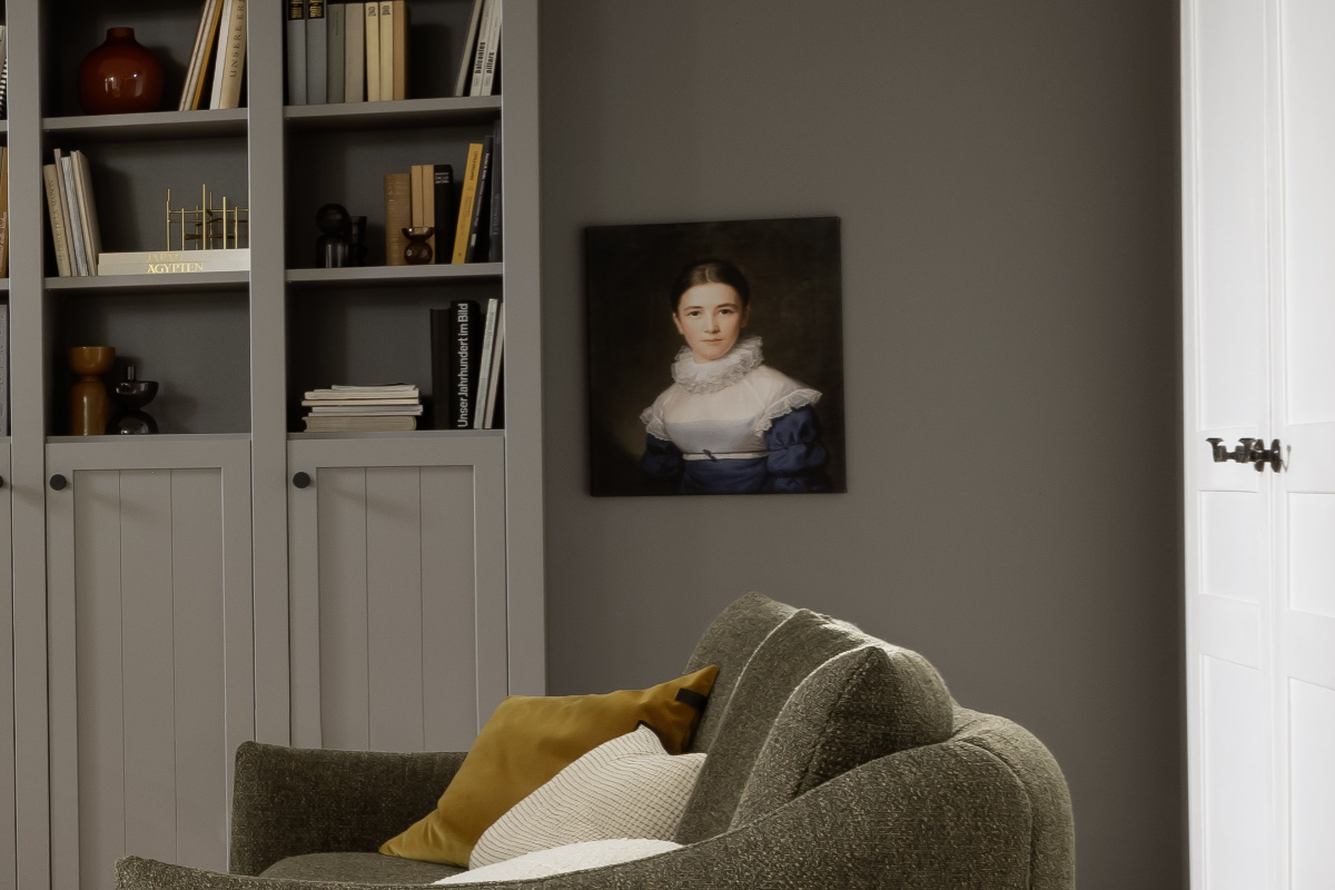 Graues Wohnzimmer mit Porträtbild SCHÖNER WOHNEN-Kollektion Bilder Porträt