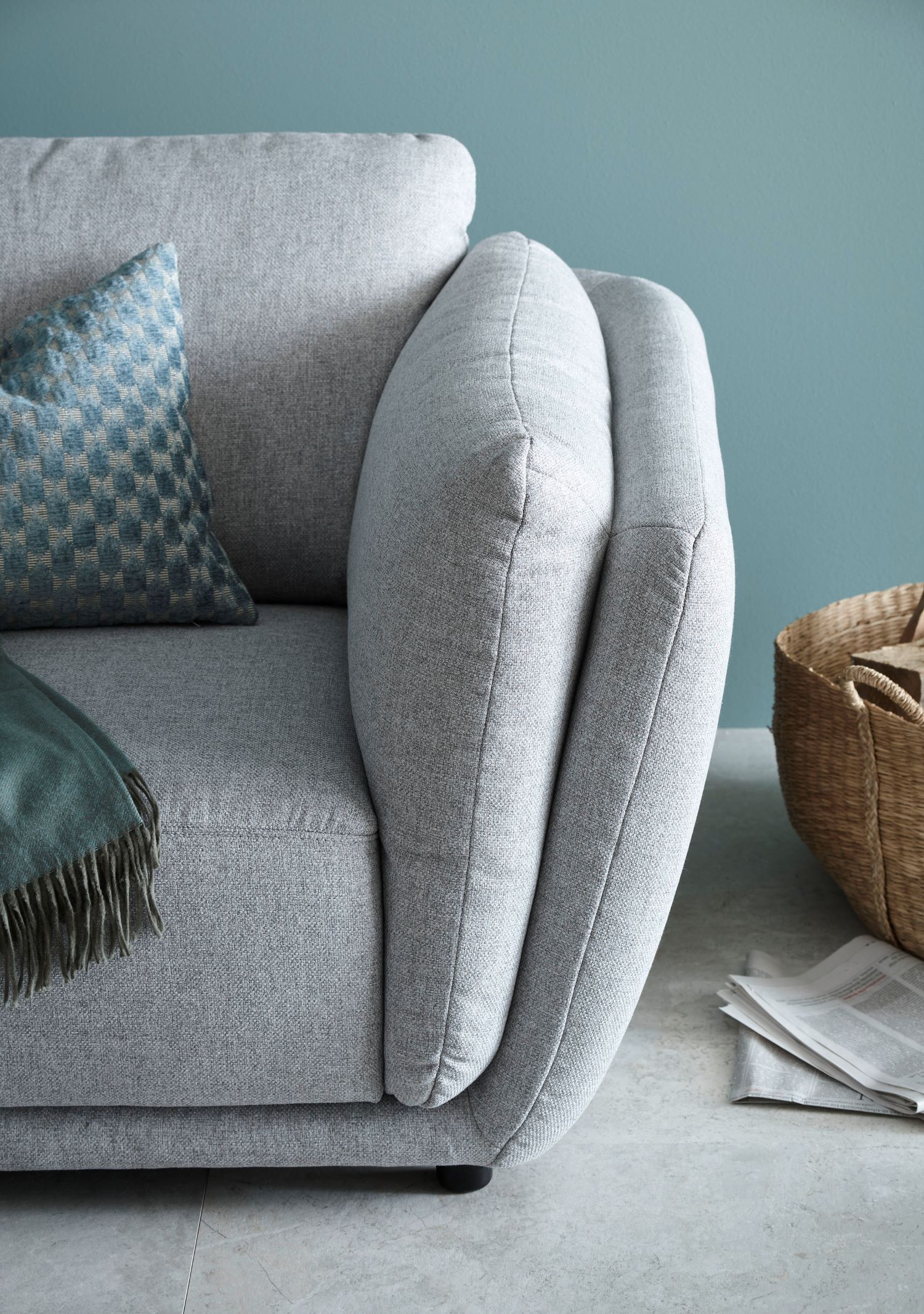 Hellgraues Sofa mit türkisblauen Kissen SCHÖNER WOHNEN-Sofas