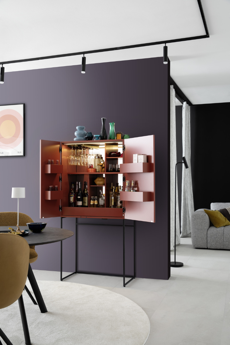 Rosa-rote Bar AMAYA im Wohnzimmer SCHÖNER WOHNEN-Stauraumserie AMAYA