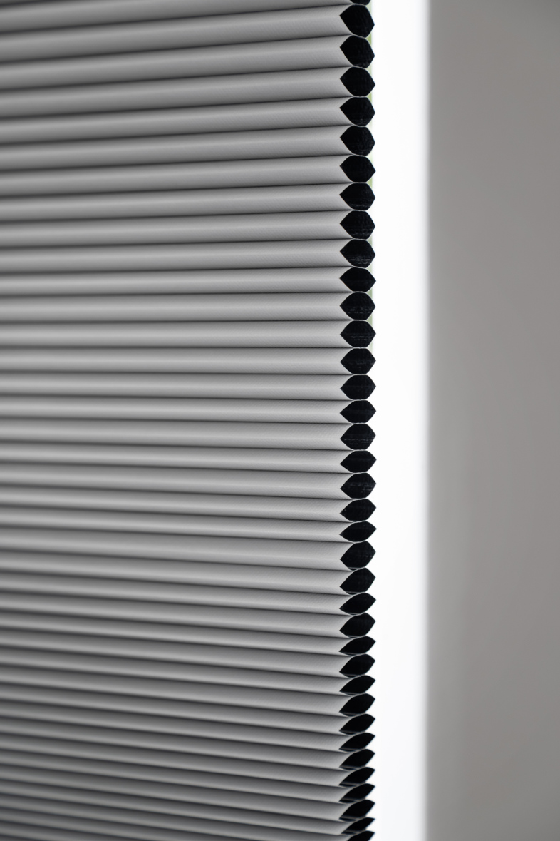 Graues Plissee Wabe Detail SCHÖNER WOHNEN-Kollektion Beitrag Sonnenschutz