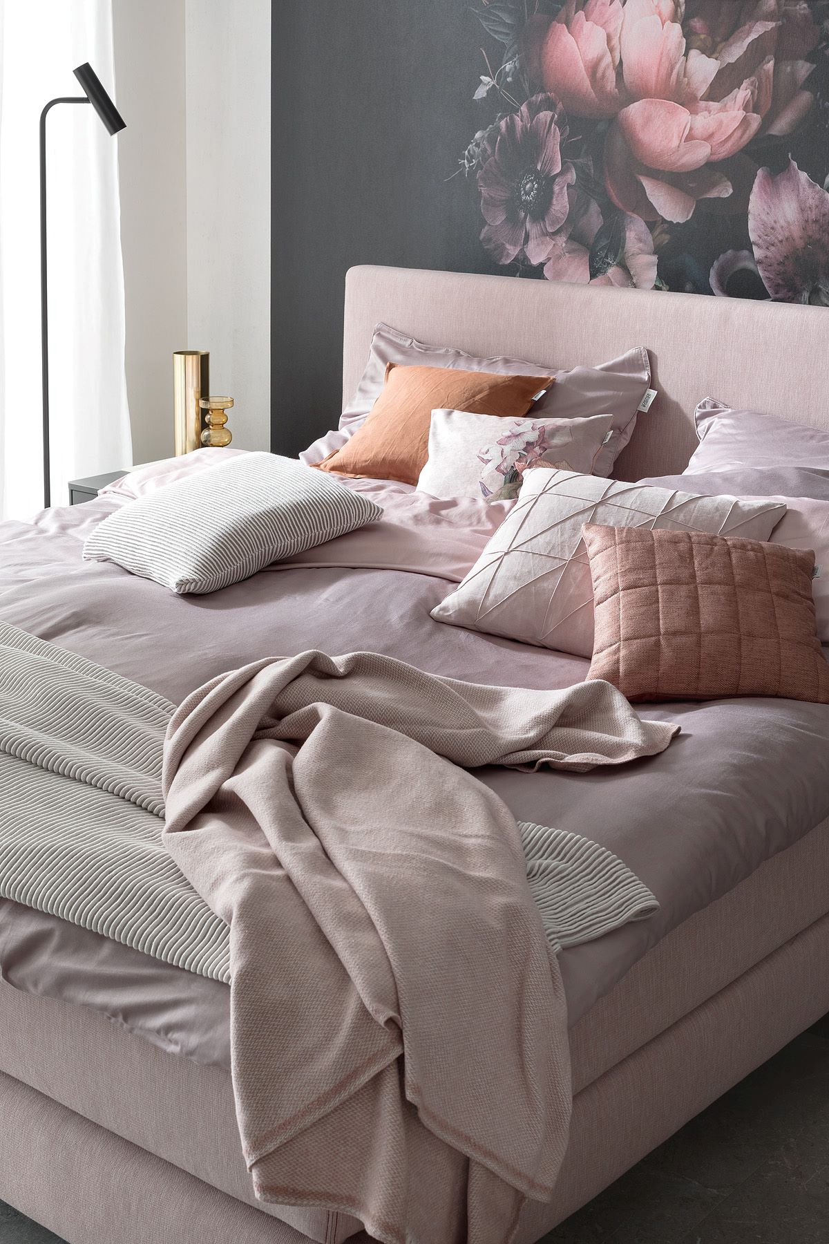 Schlafzimmer mit floraler Tapete und rosa Boxspringbett SCHÖNER WOHNEN-Schlafzimmer