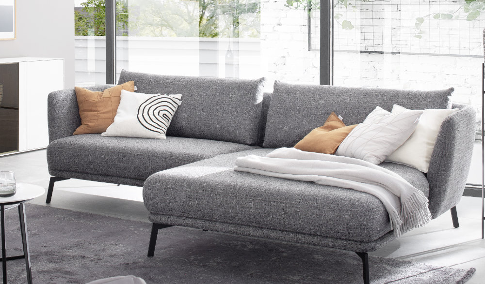 Wohnzimmer mit Sofa und Kissen SCHOENER-WOHNEN-Textilien