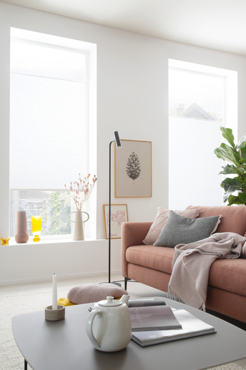 Wohnzimmer mit Sofa und gemütlichen Decken und Kissen SCHÖNER WOHNEN-Decken und Kissen