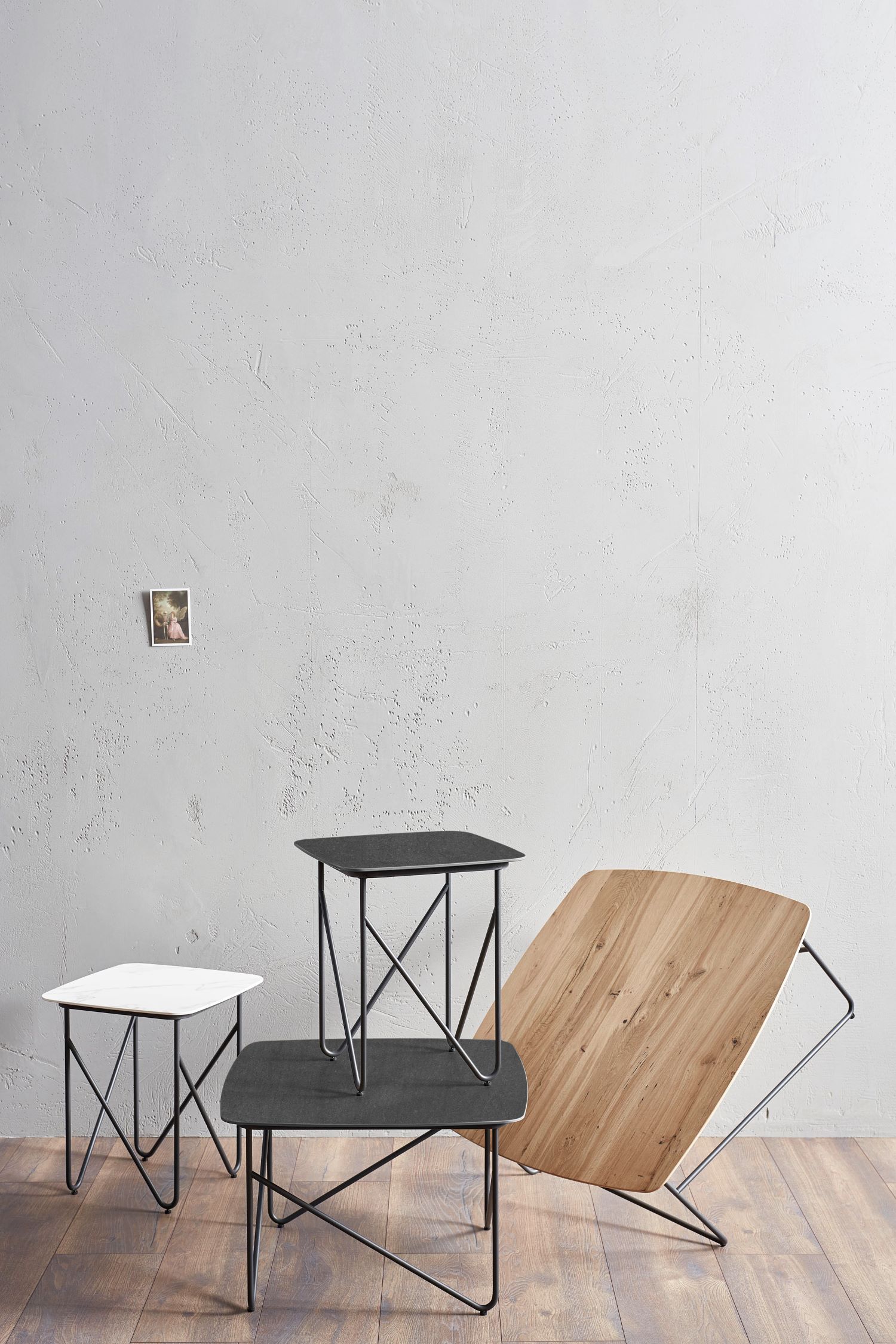 Hellgraues Zimmer mit diversen Couchtischen SCHÖNER WOHNEN-Couchtische
