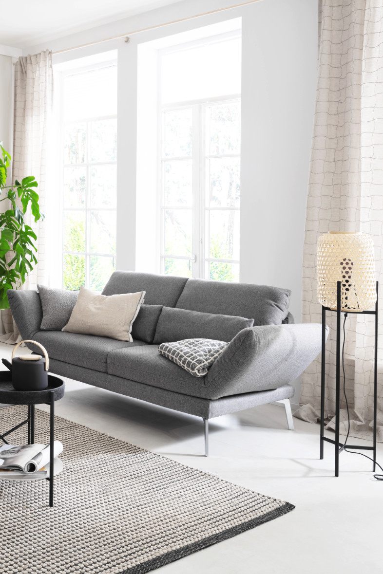 Stilsicher eingerichtetes Wohnzimmer SCHÖNER WOHNEN-Decken und Kissen