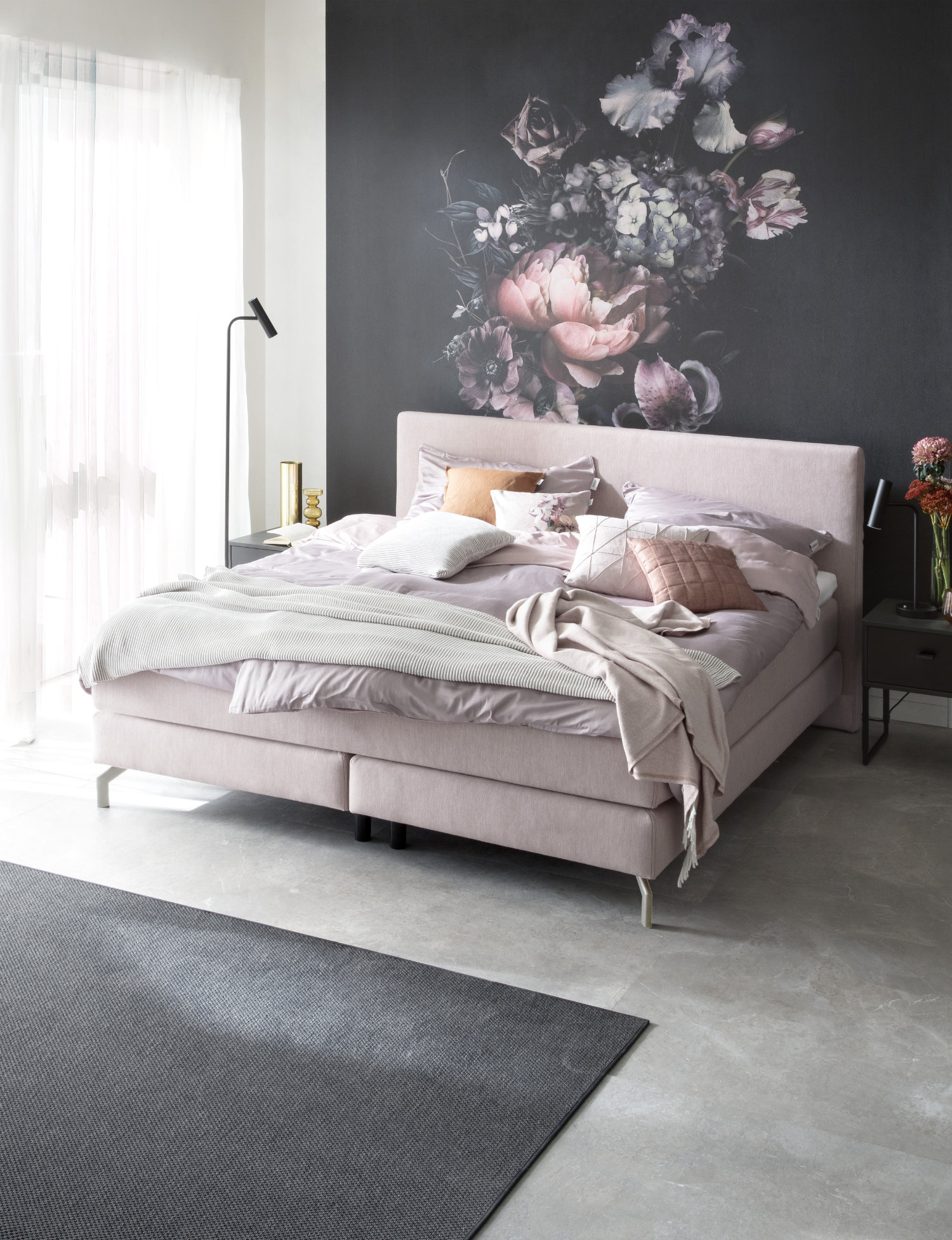 Rosa Bett mit Holzfüßen SCHÖNER WOHNEN-Schlafzimmer