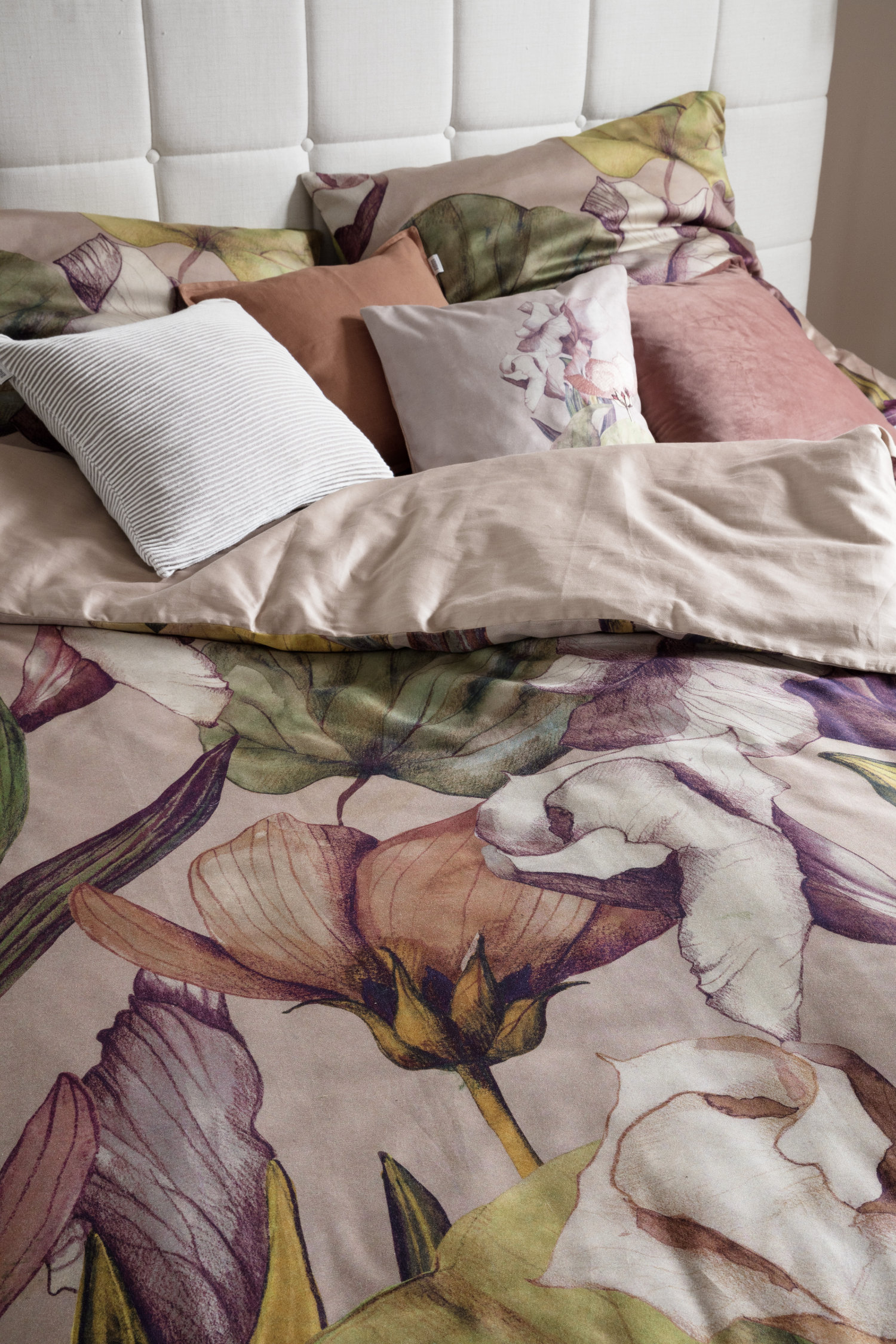 Schlafzimmer mit gemusterter Bettwäsche SCHÖNER WOHNEN-Heimtextilien