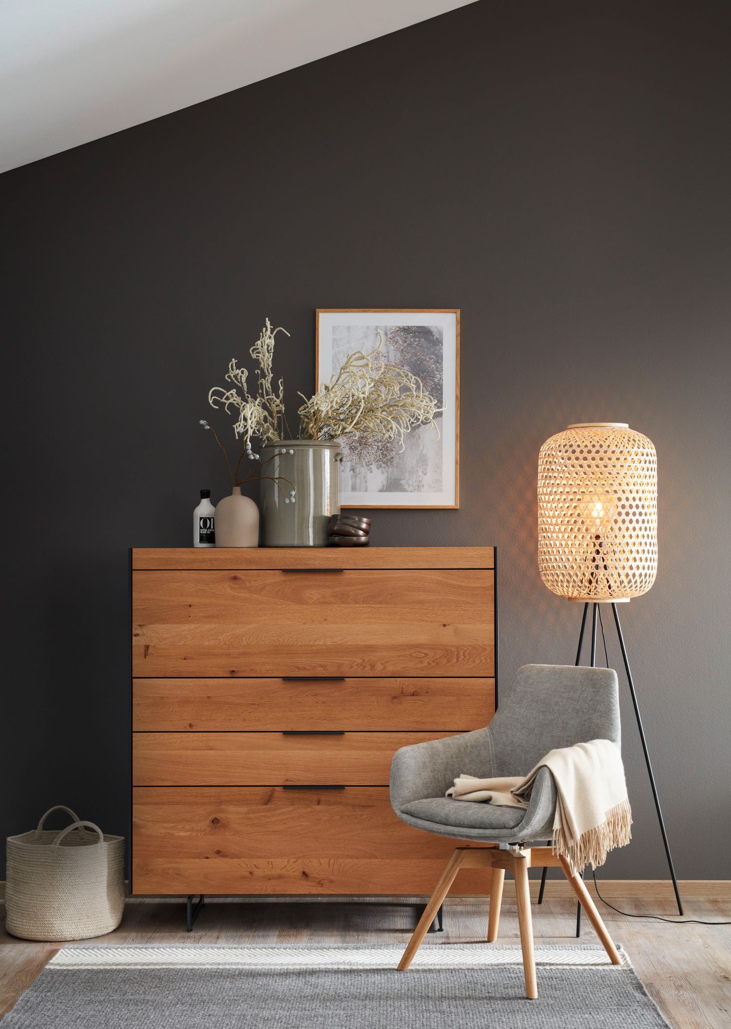 Graues Zimmer mit Holz-Highboard SCHÖNER WOHNEN-Highboard