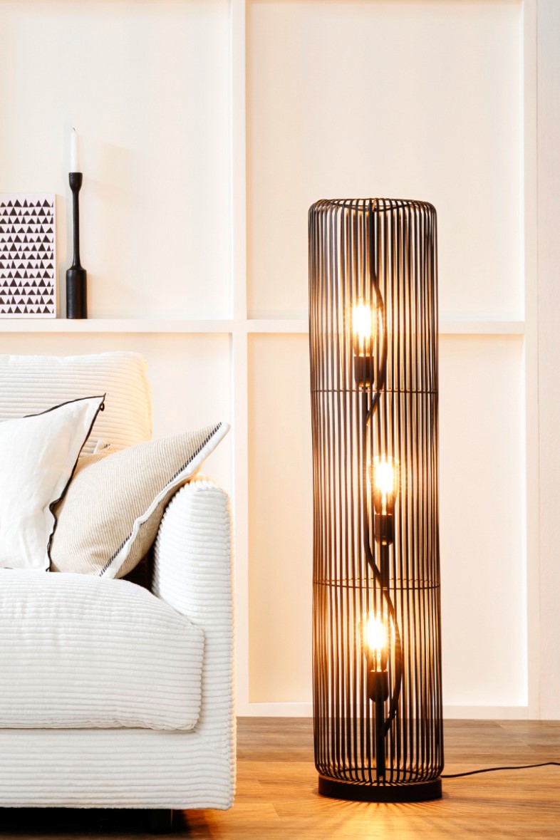 Stehleuchte CALLA Rund ergänzt perfekt das Wohnzimmer SCHÖNER WOHNEN-Ab aufs Sofa
