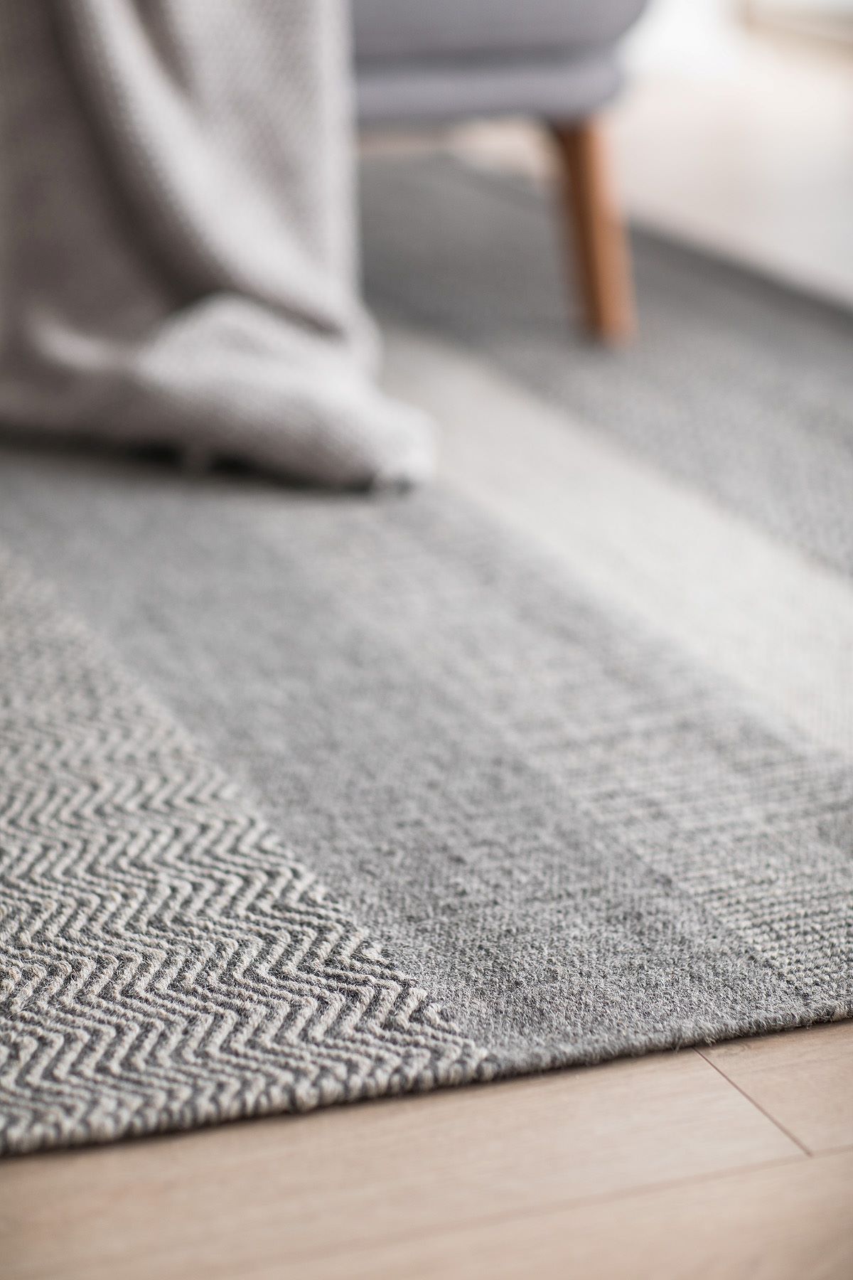 Wohnzimmer mit beige-grauem Teppich SCHÖNER WOHNEN-Teppiche
