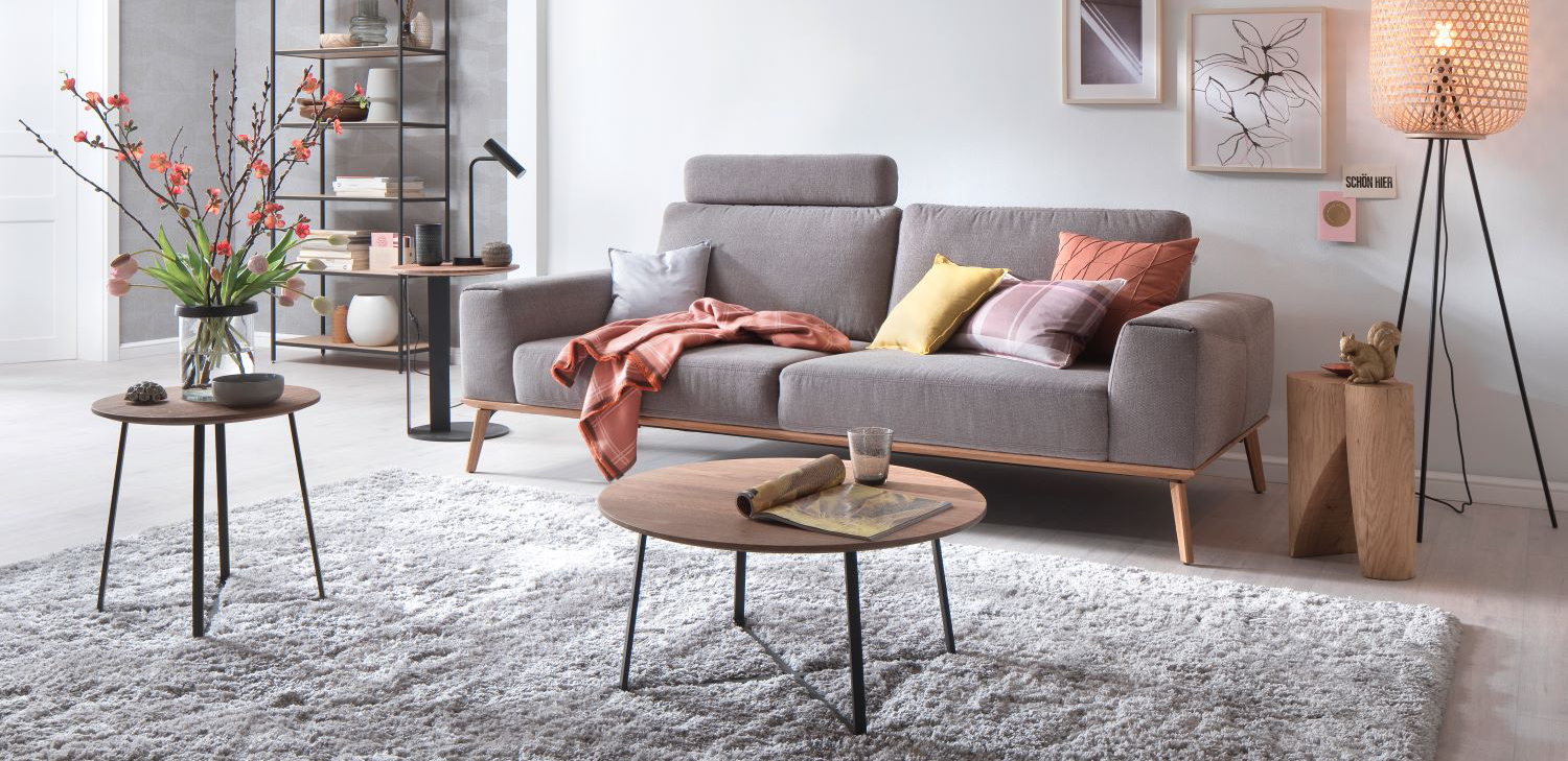 Helles Wohnzimmer mit Couchtischen SCHÖNER WOHNEN-Couchtische