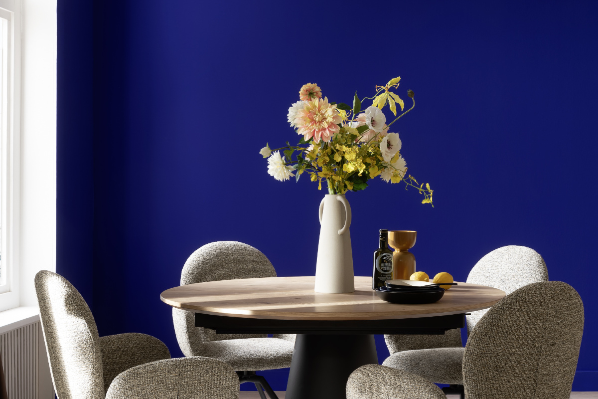 Wohnzimmer mit lila Wand - Trendfarbe SCHÖNER WOHNEN-Farbe