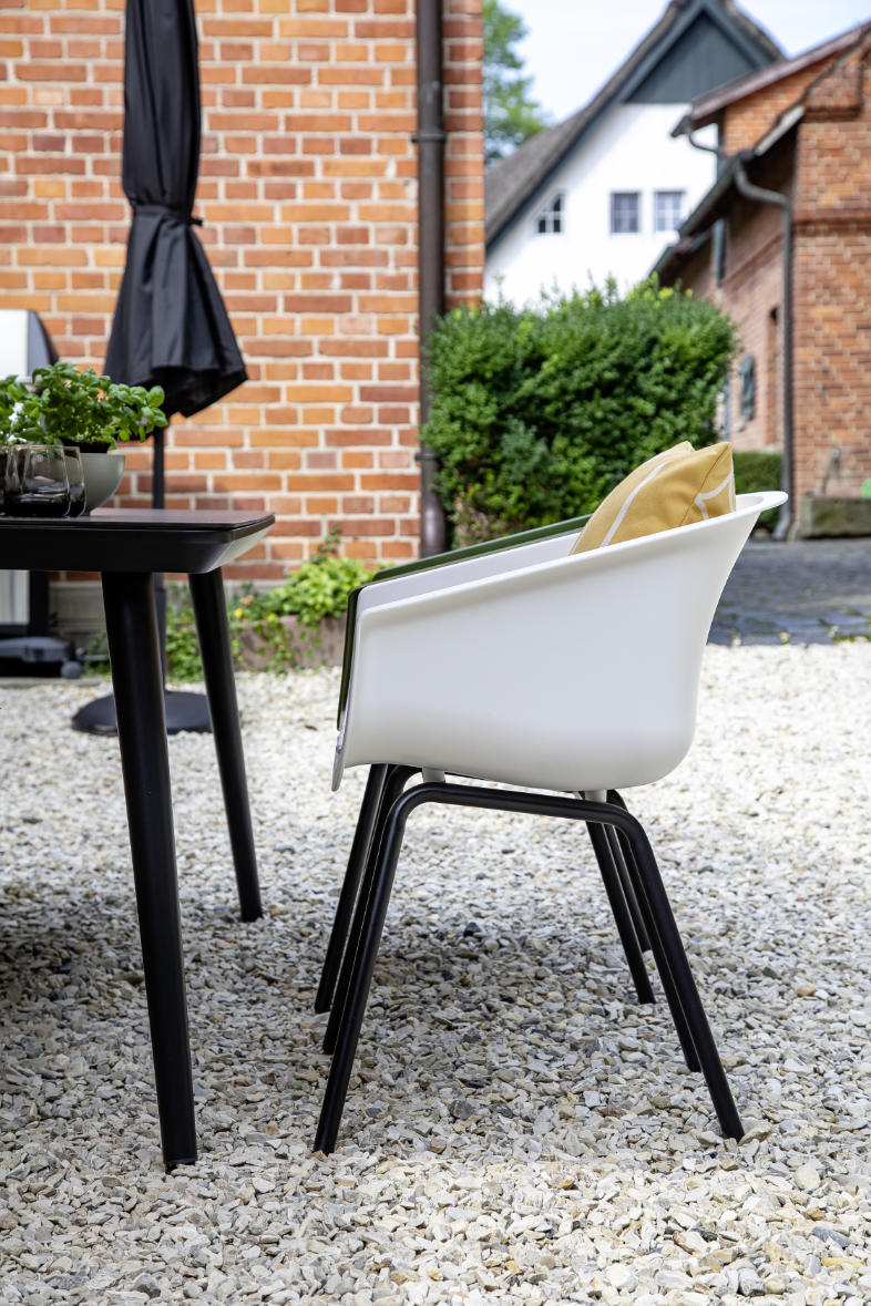 Hof mit Outdoor-Stuhl SCHOENER WOHNEN-Outdoor