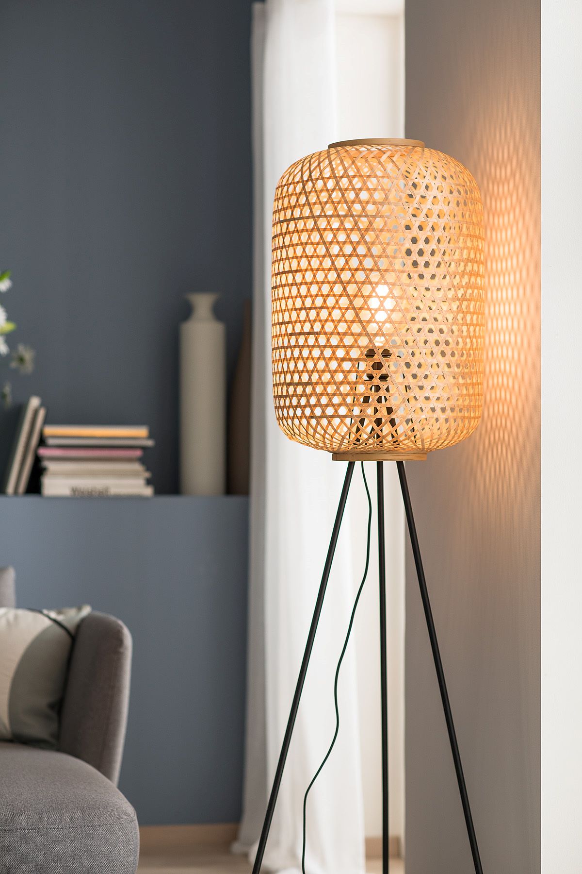 Wohnzimmer mit gemütlicher Stehlampe SCHÖNER WOHNEN-Leuchten