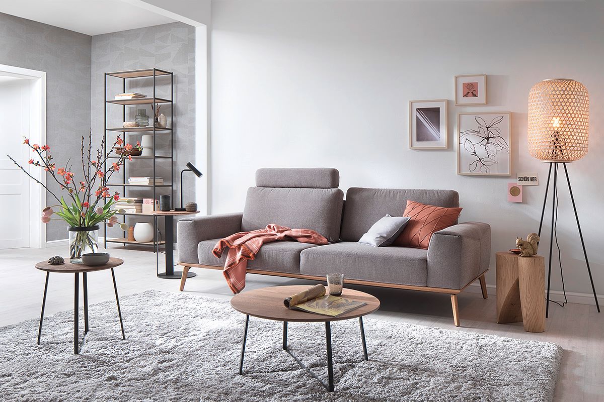 Helles Wohnzimmer mit Sofa und Couchtischen SCHÖNER WOHNEN-Wohnzimmer