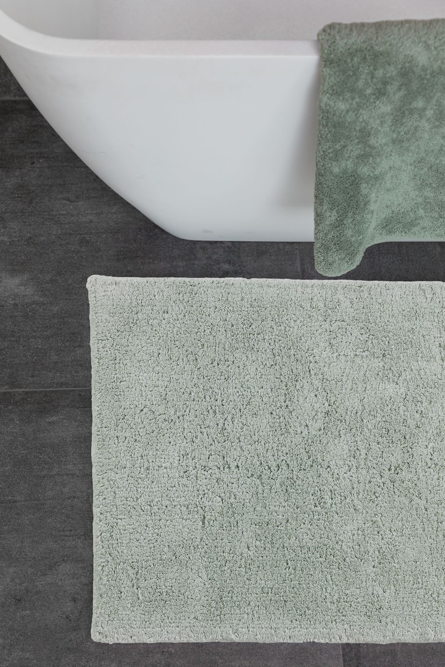 Badezimmer mit Badteppich und dunklen Fliesen SCHÖNER WOHNEN-Teppiche