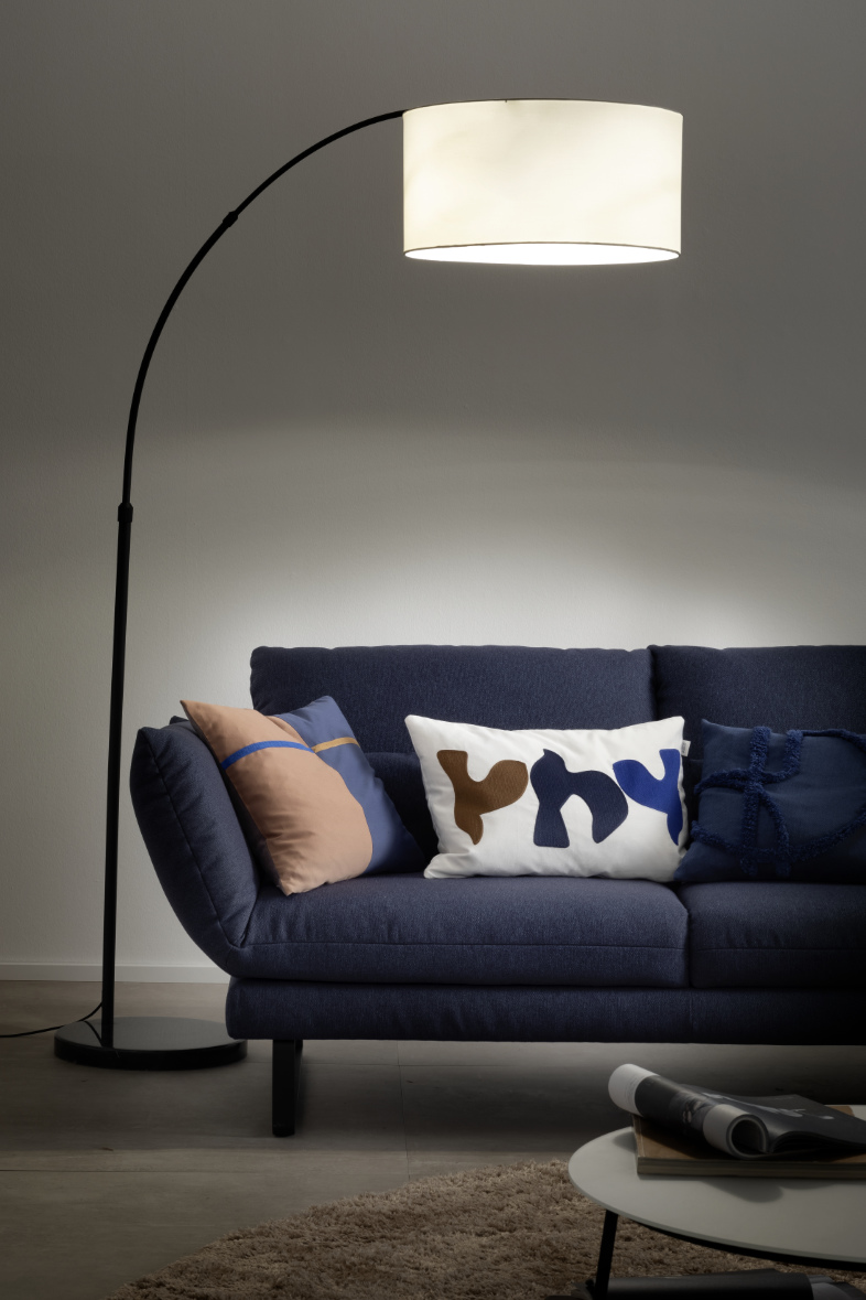 WOhnzimmer mit blauem Sofa SCHÖNER WOHNEN-Ab aufs Sofa