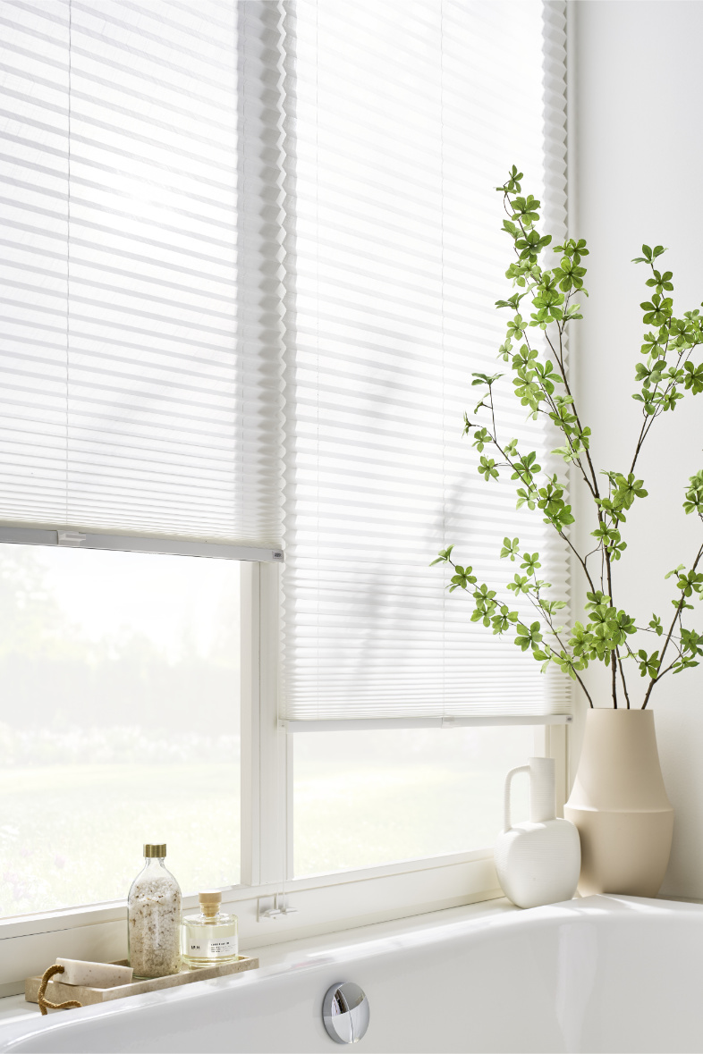 Helle Plissees im Badezimmer als Sichtschutz SCHÖNER WOHNEN-Kollektion Beitrag Sonnenschutz