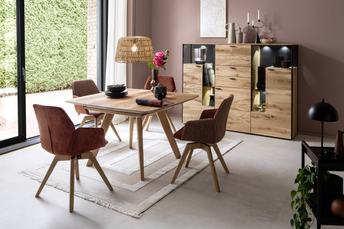 Dunkles Esszimmer mit knalligem Stuhl SCHÖNER WOHNEN-Stühle