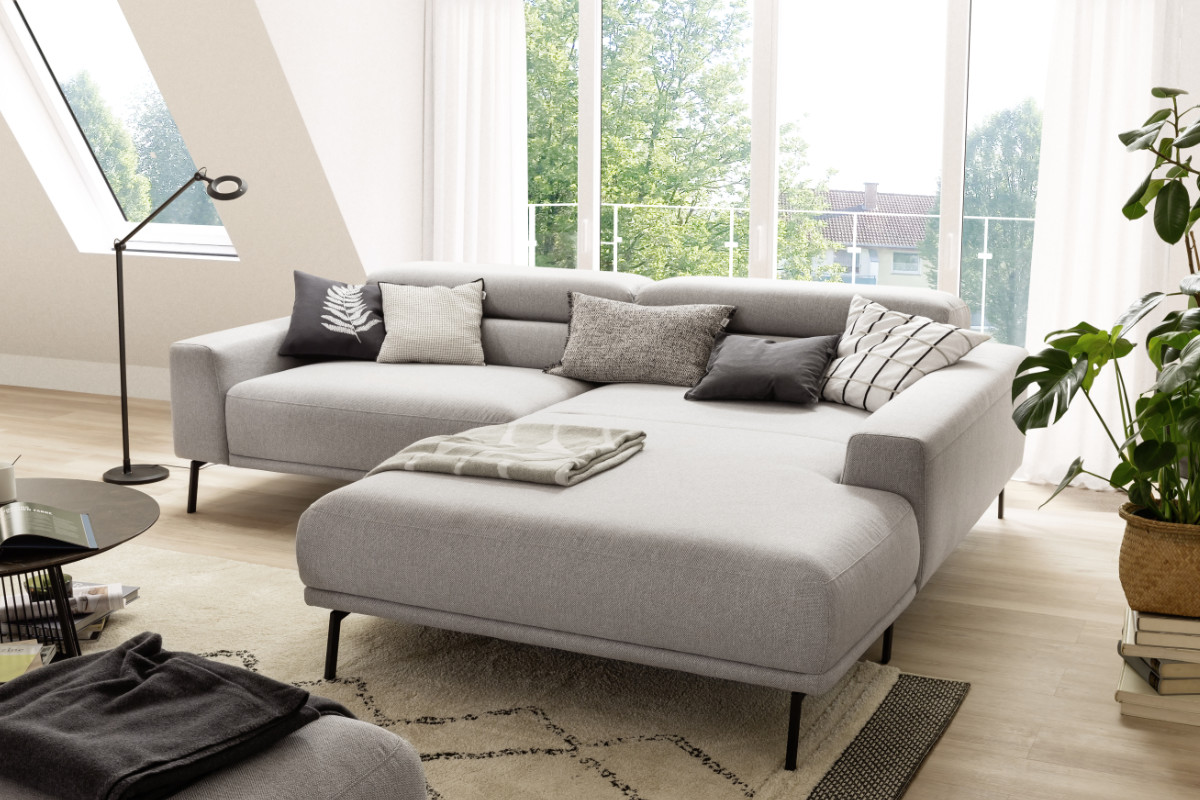 beiges Sofa mit gemütlichen Heimtextilien SCHÖNER WOHNEN-Sofas