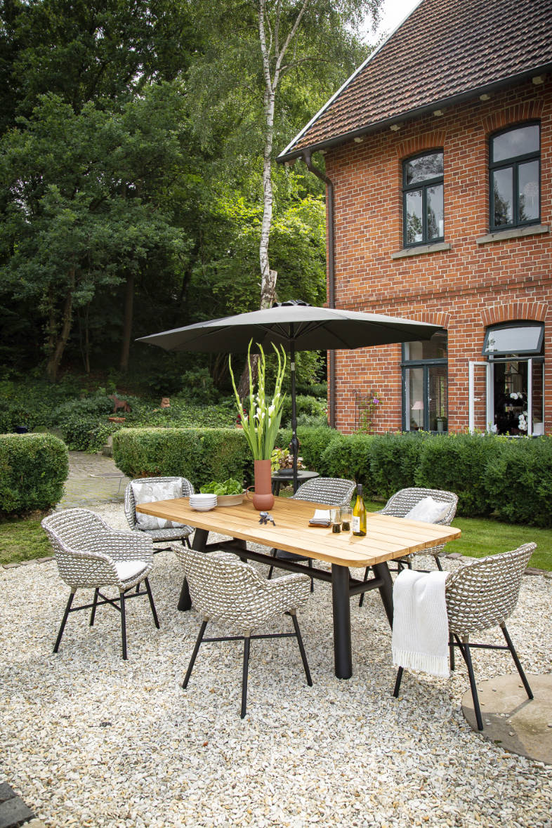 Tischgruppe im Innenhof SCHÖNER WOHNEN-Outdoor