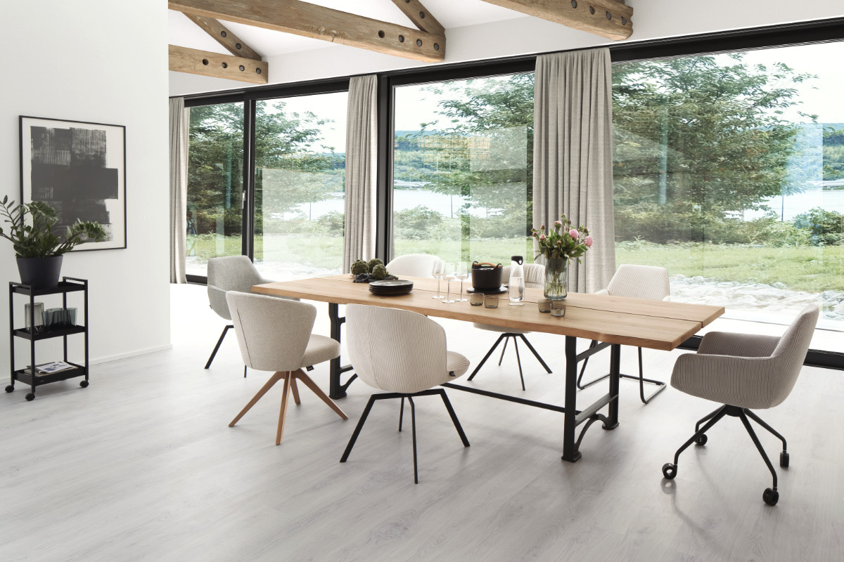 Große Tafel im Esszimmer SCHÖNER WOHNEN-Möbel