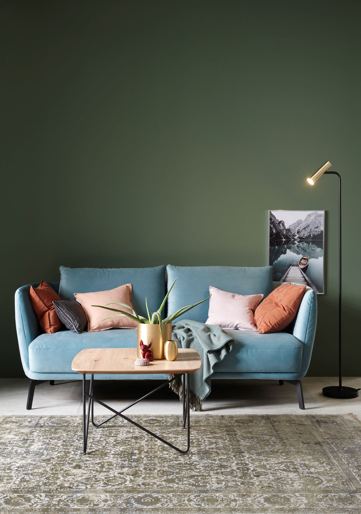Grünes Wohnzimmer mit türkisblauem Sofa und Couchtisch SCHÖNER WOHNEN-Sofas