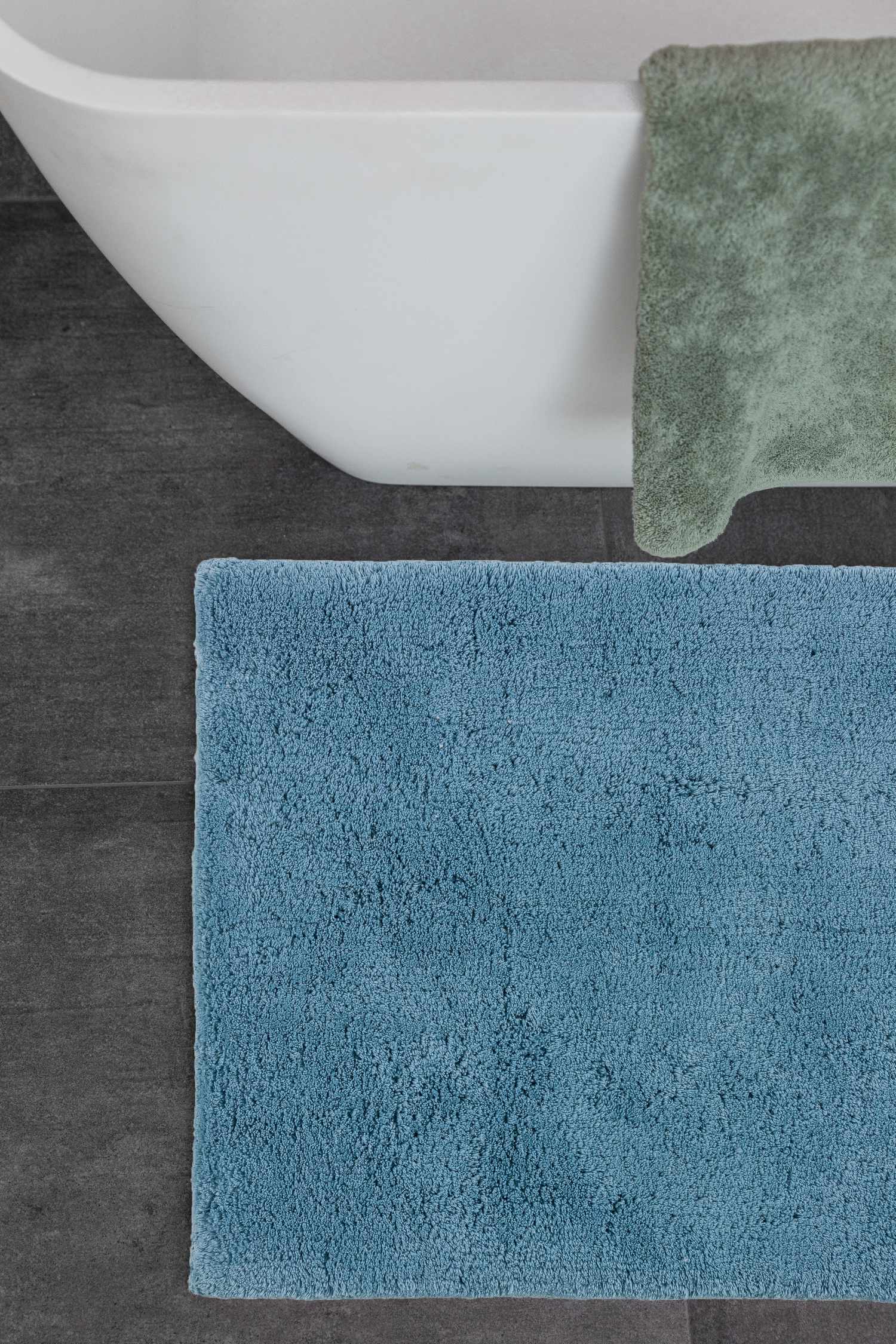 Badezimmer mit blauem Badteppich SCHÖNER WOHNEN-Badteppiche