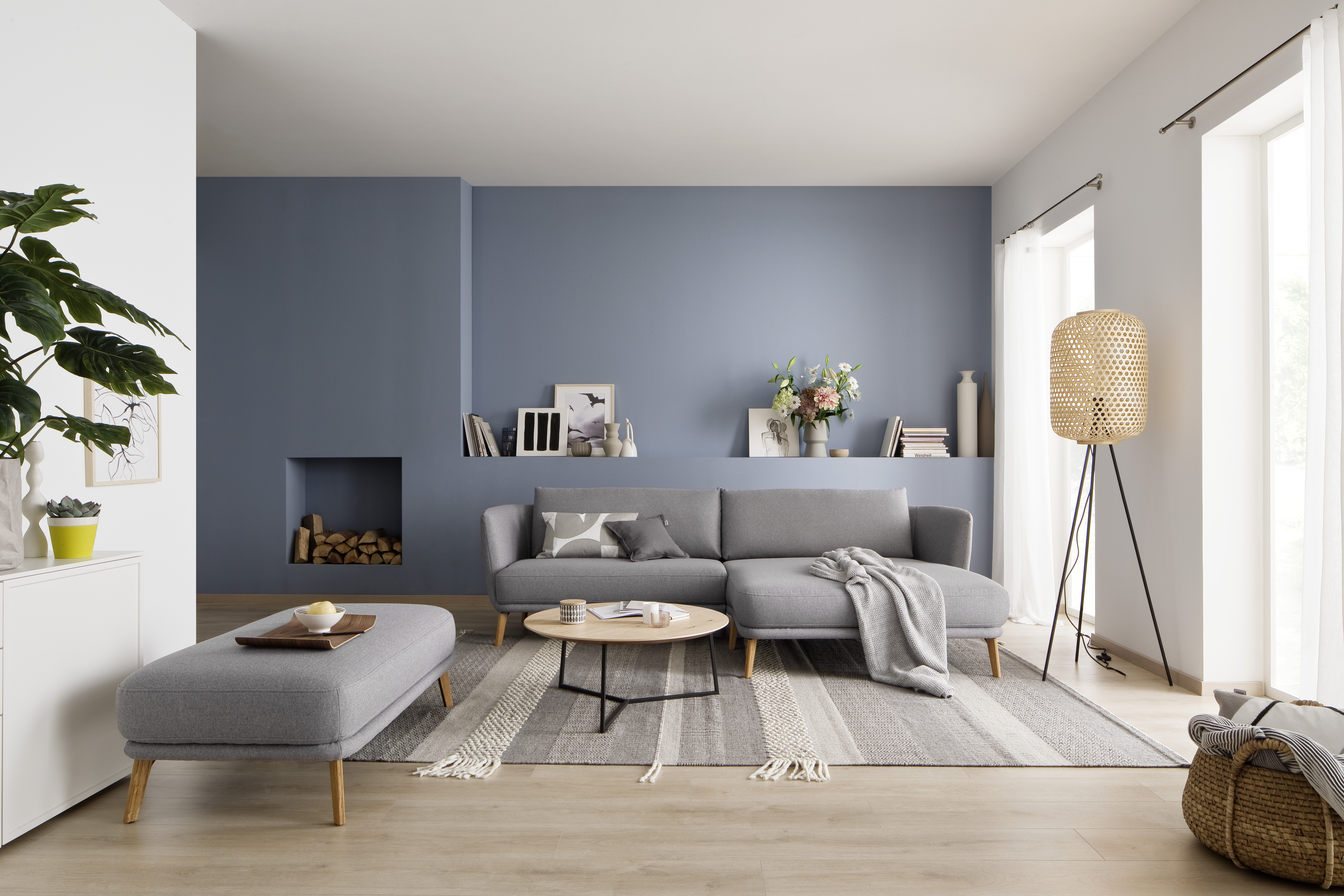Gemütliches Wohnzimmer mit Ecksofa auf Holzfüßen SCHÖNER WOHNEN-Ecksofa
