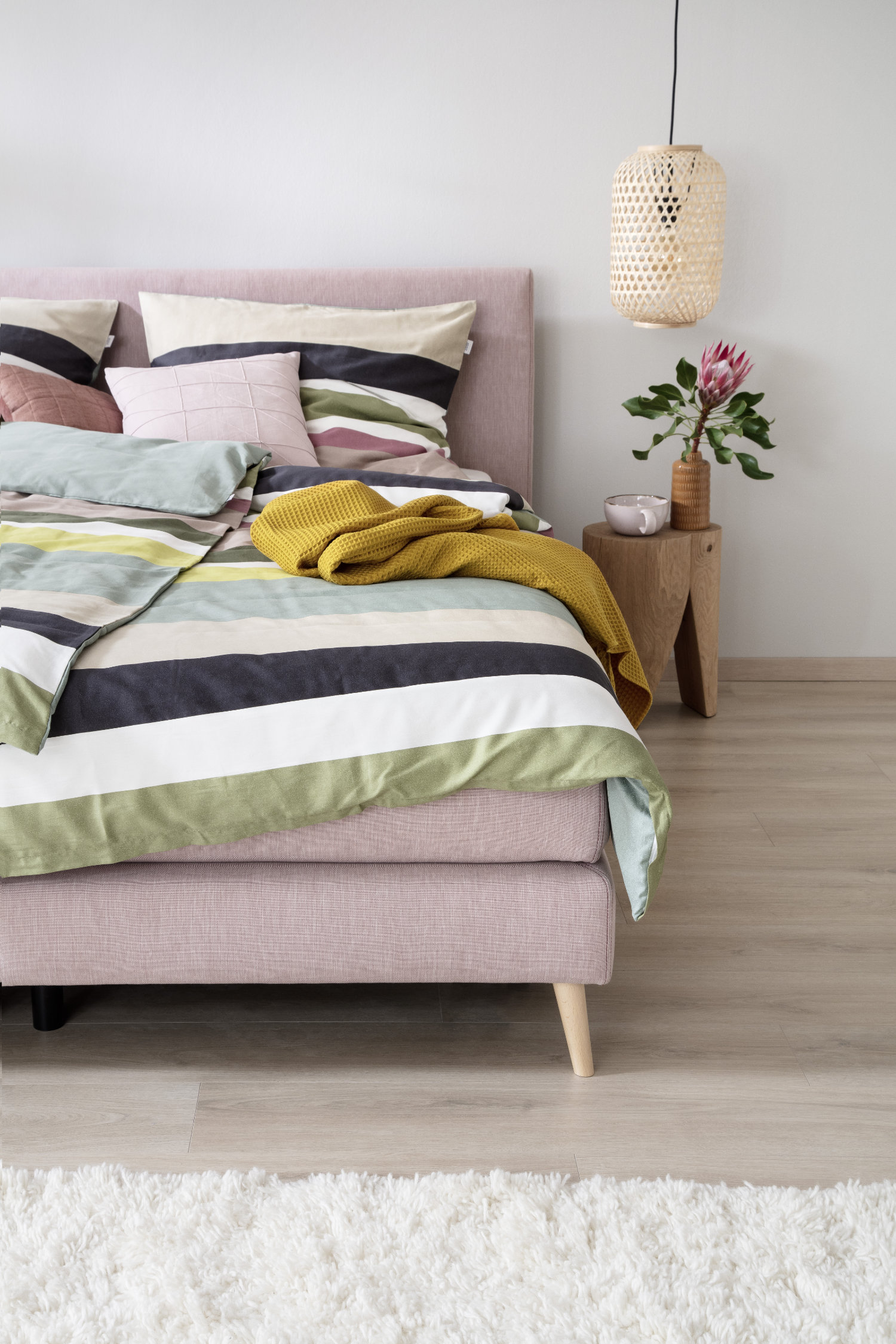 Helles Schlafzimmer mit Beistelltisch aus Holz und Pendellampe SCHÖNER WOHNEN-Schlafzimmer